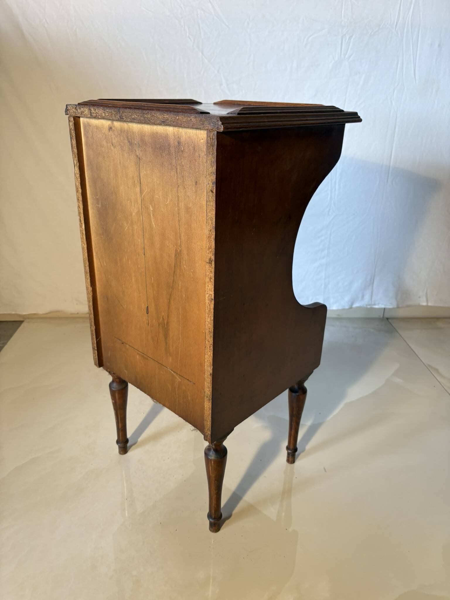 Vintage wooden magazine rack – curved lines and tapered legs