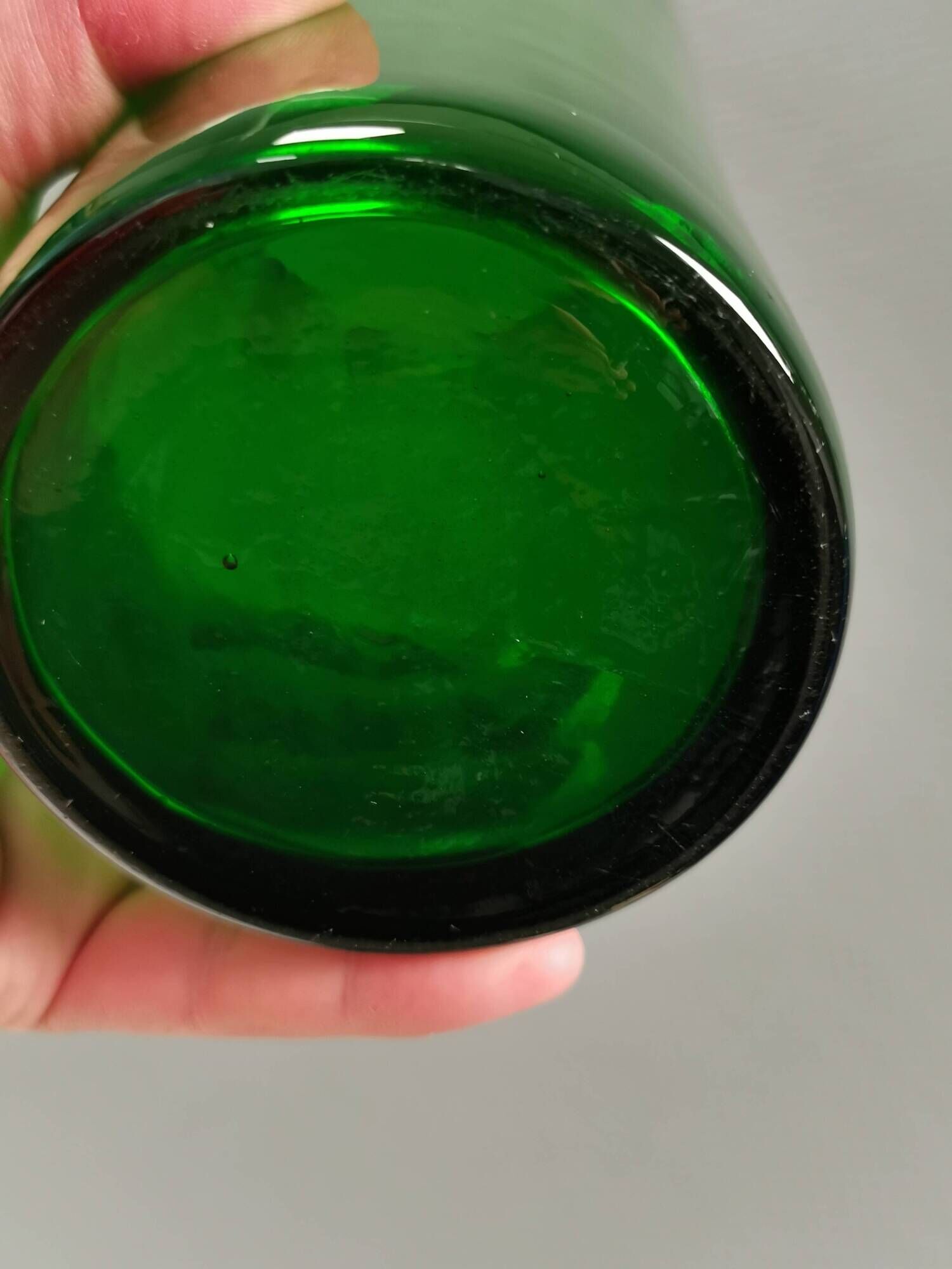 Large vintage vase in green glass.