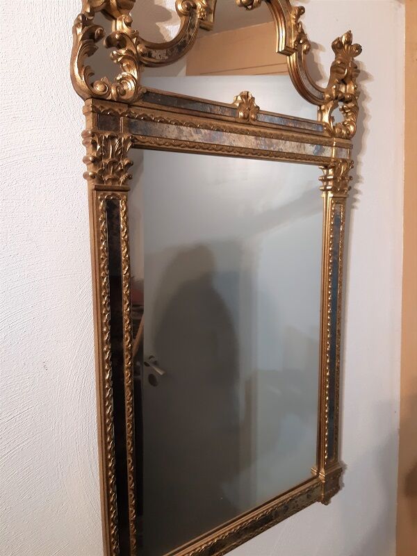 Mirror with parecloses