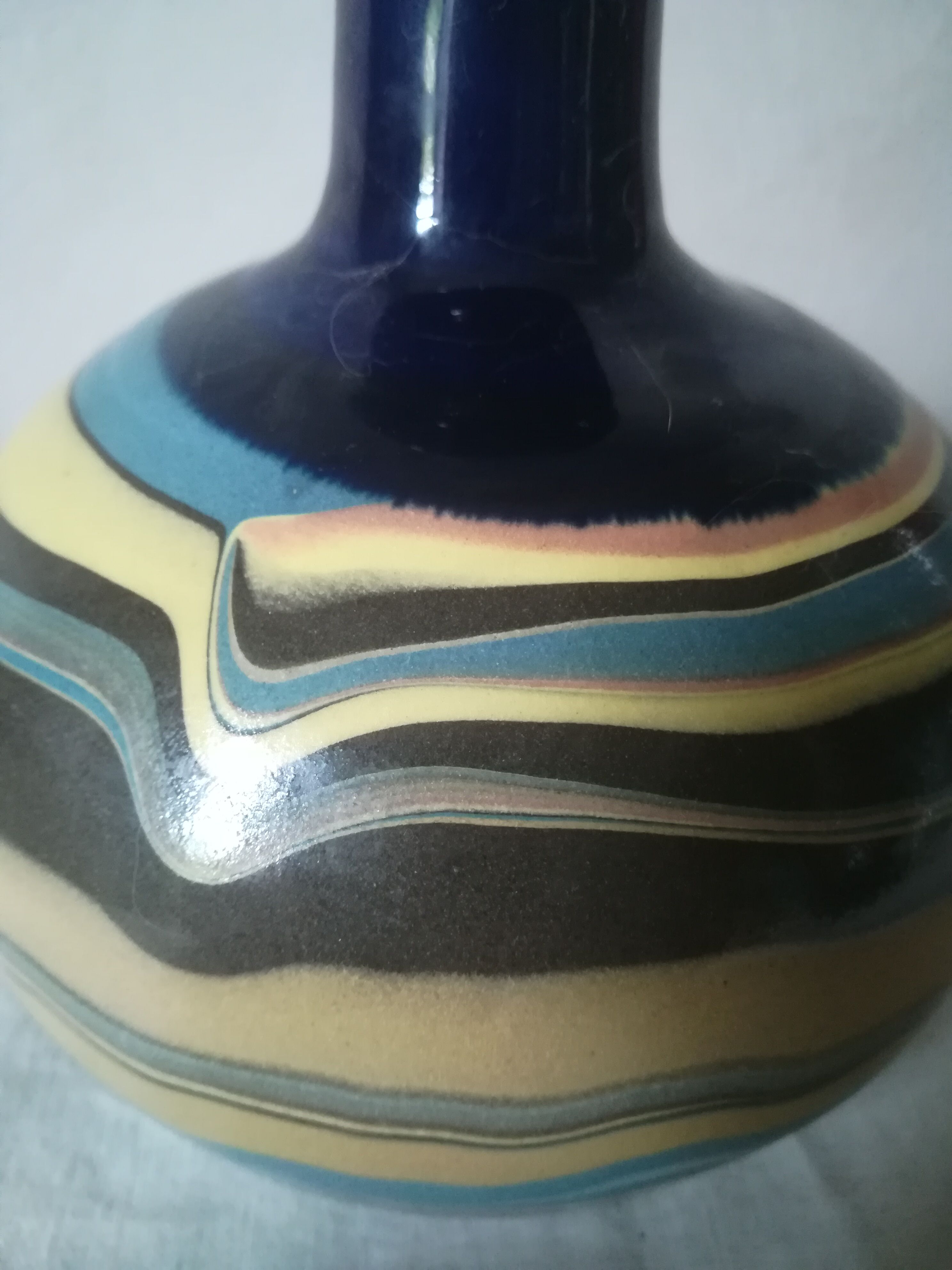 Vase boule en terre mêlée