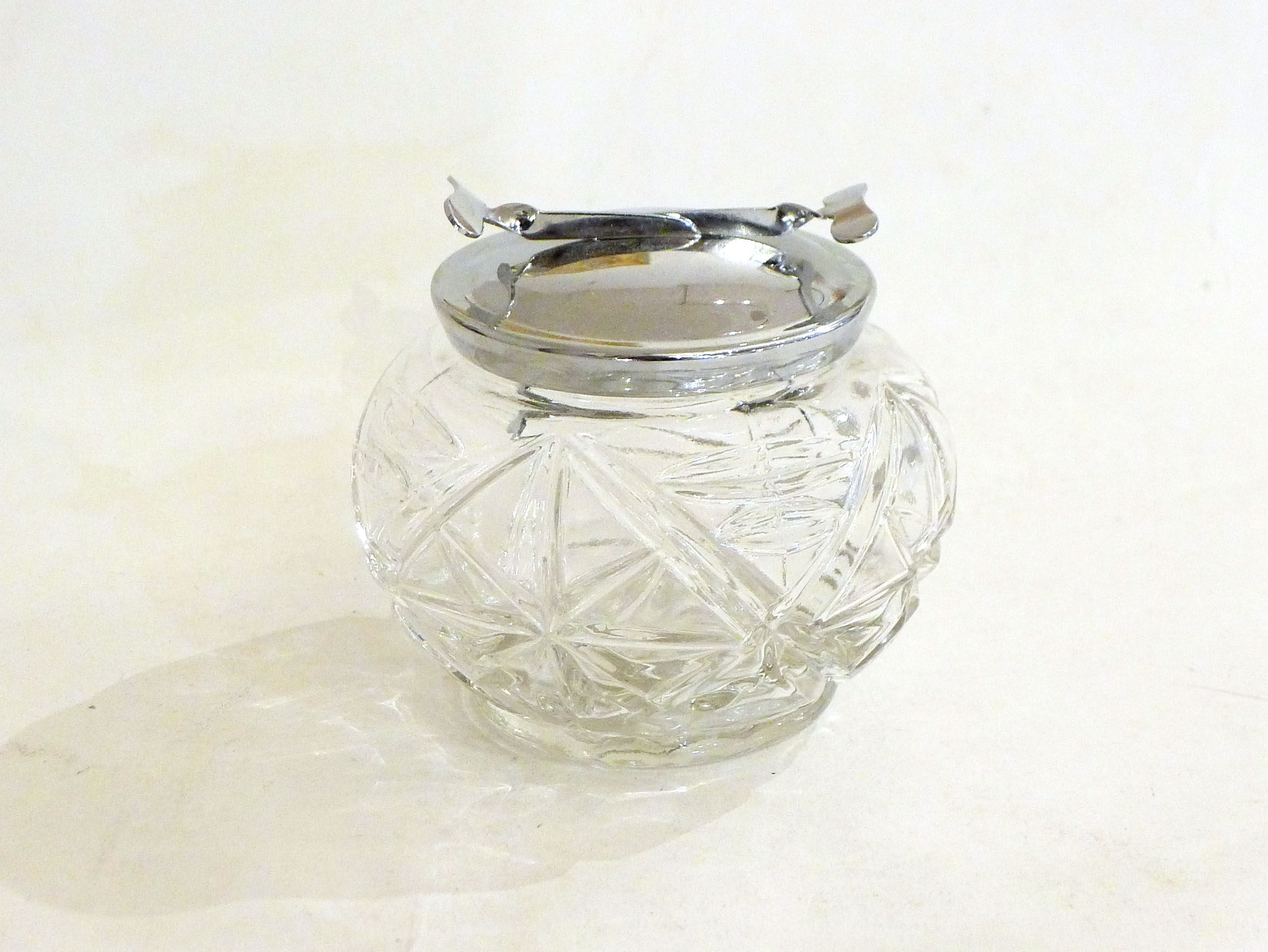 Sugar bowl with integrated clamp