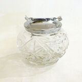 Sugar bowl with integrated clamp