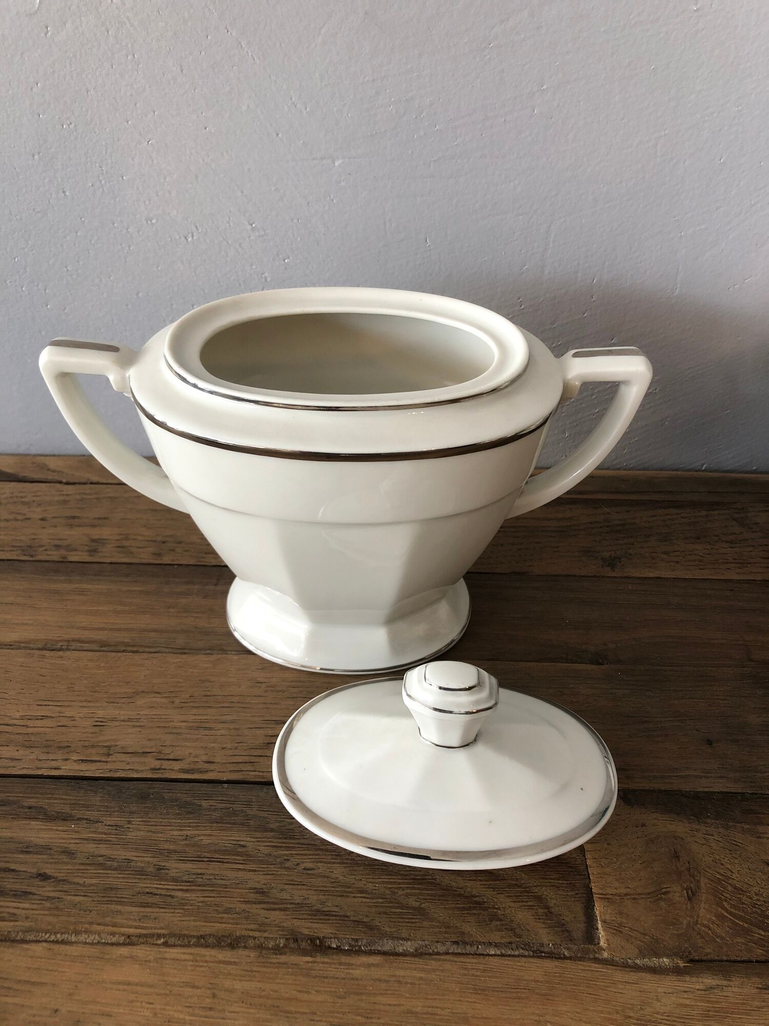 Set of 6 porcelain cups with matching sugar