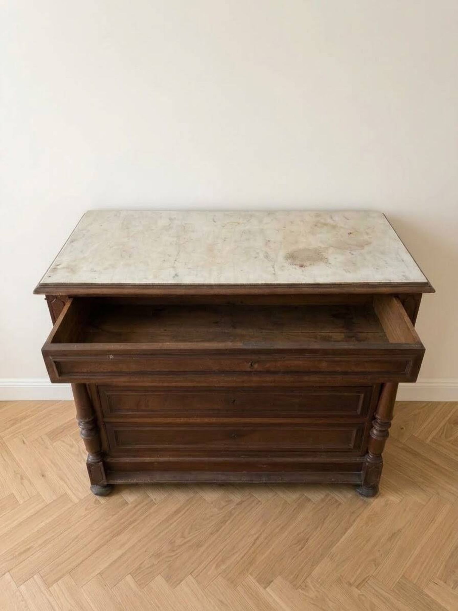 Antique wooden and white marble chest of drawers with 4 drawers.