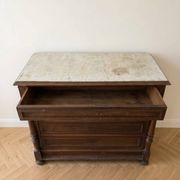 Antique wooden and white marble chest of drawers with 4 drawers.