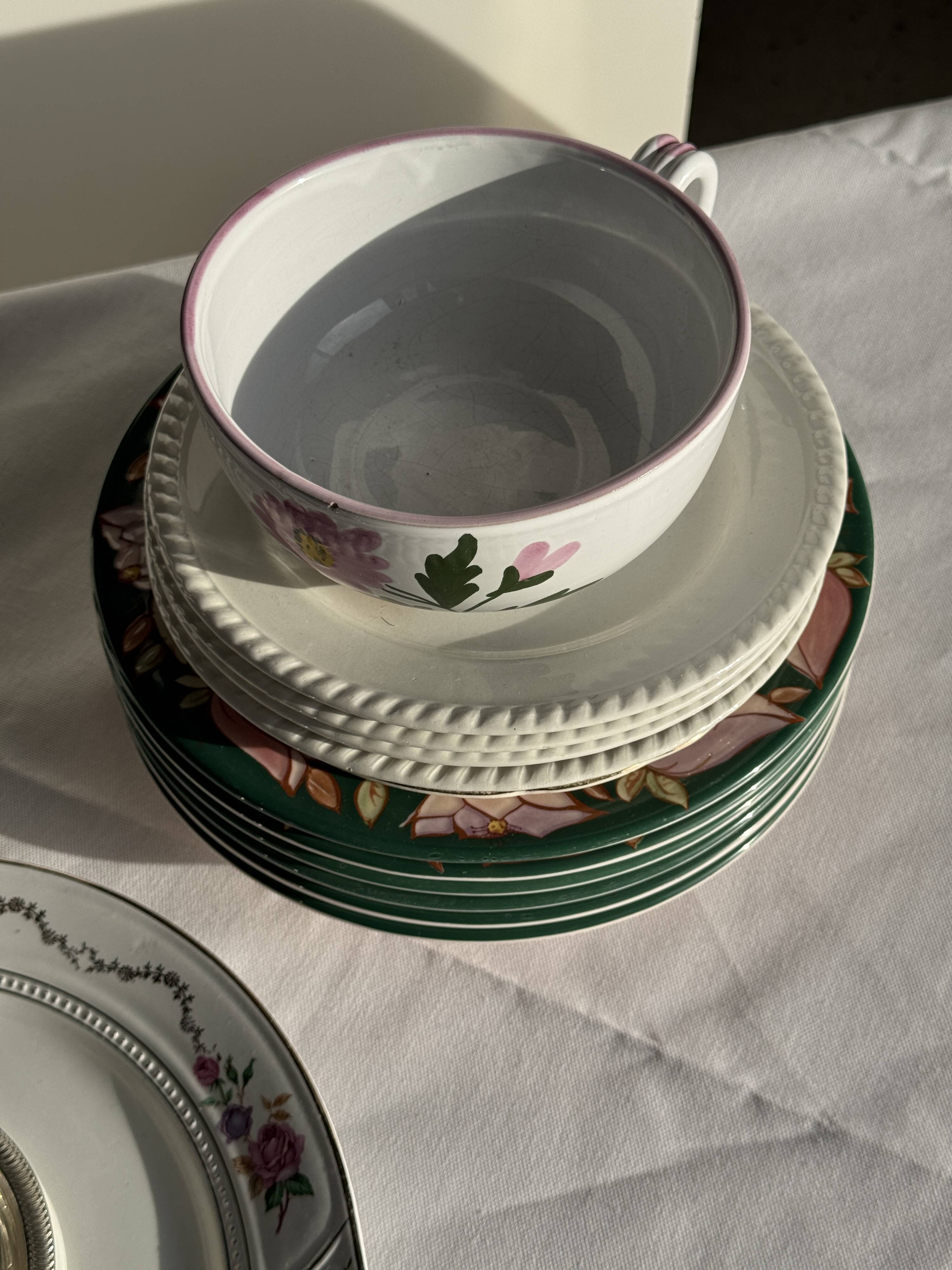 Large earthenware cup with pink trim and pink flower pattern H7 D15