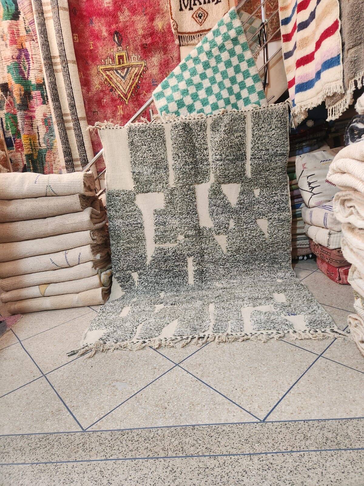 Moroccan Berber rug, grey and cream wool, 300x200 cm, large size with geometric patterns.