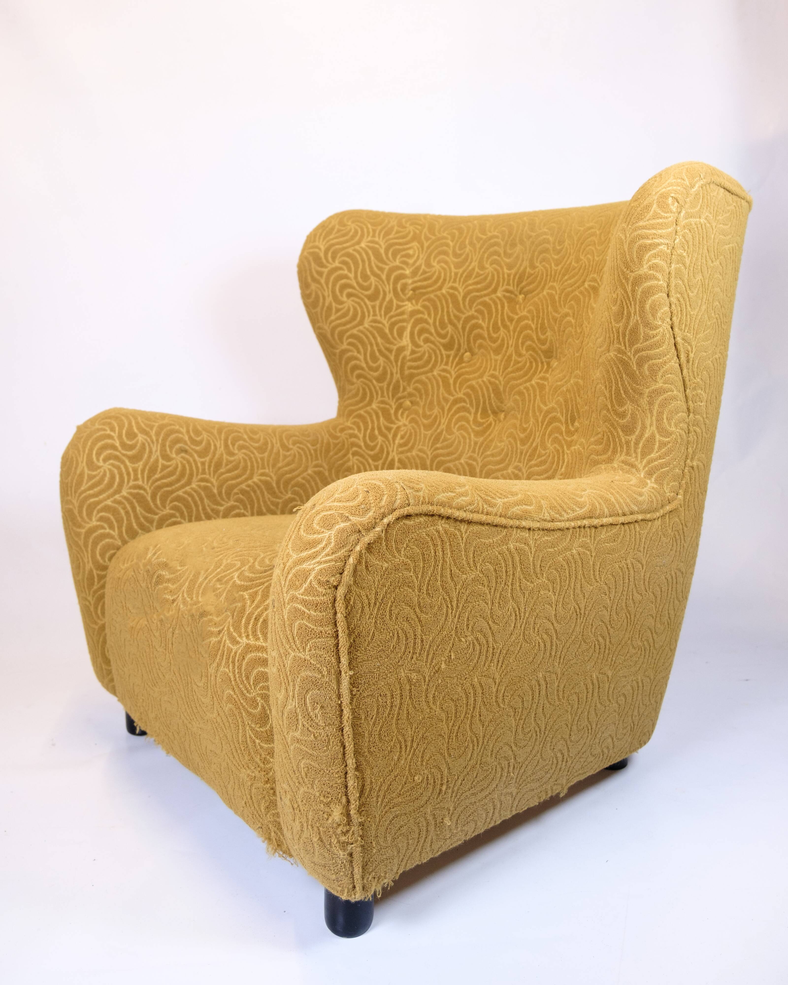 Armchair with ottoman - Over-upholstered - Patterned yellow fabric - Black legs - Danish design - 1940s style