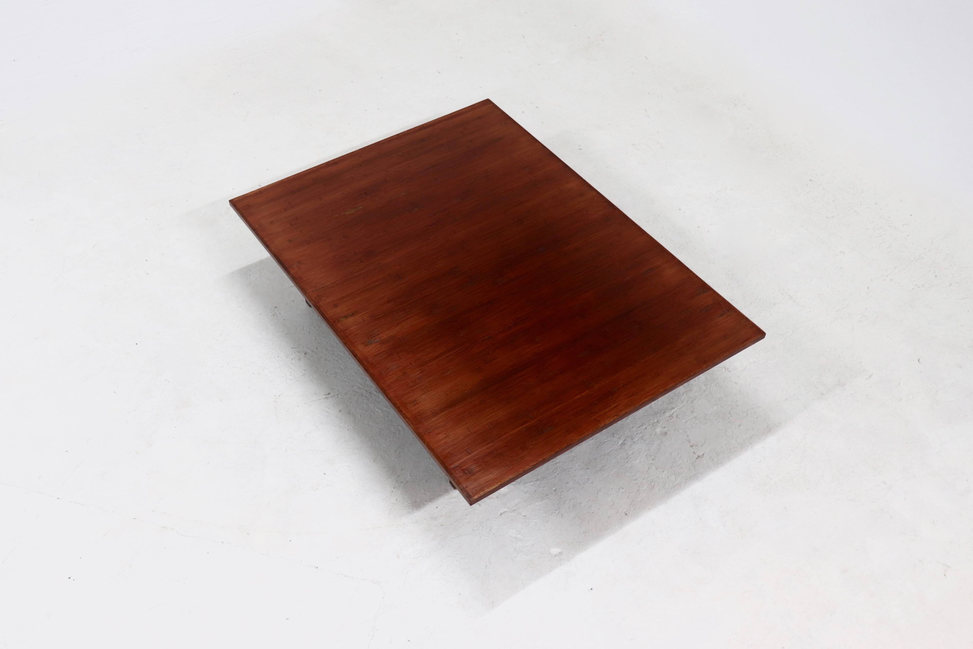 Grande table basse en bambou et bois belge des années 1980