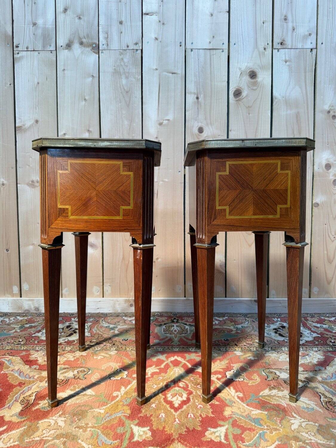 Paire de tables de chevet Style Louis XVI – Maison Gouffé – Marqueterie & Marbre