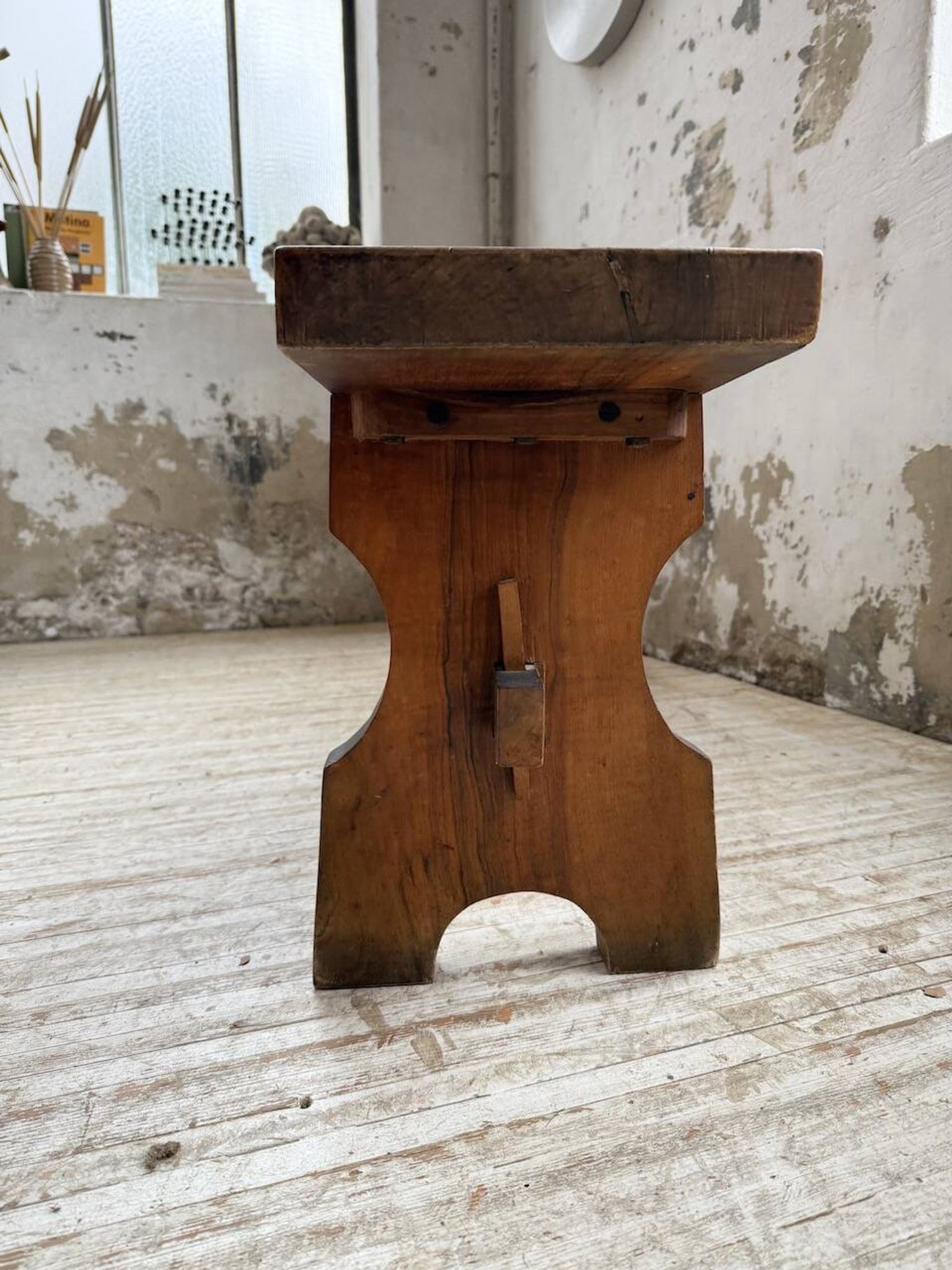 Paire de bancs noyer 1900