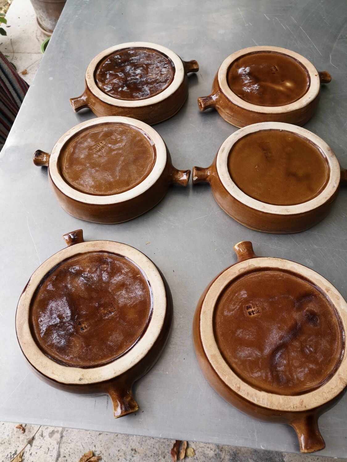 Porcelain snail pans