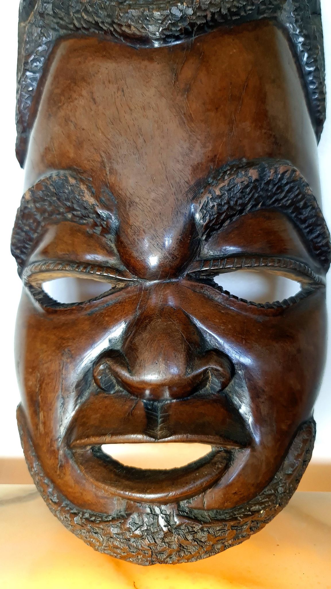 Visage énigmatique d'Afrique sculpté en bois d'ébène