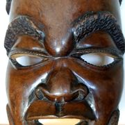 Visage énigmatique d'Afrique sculpté en bois d'ébène