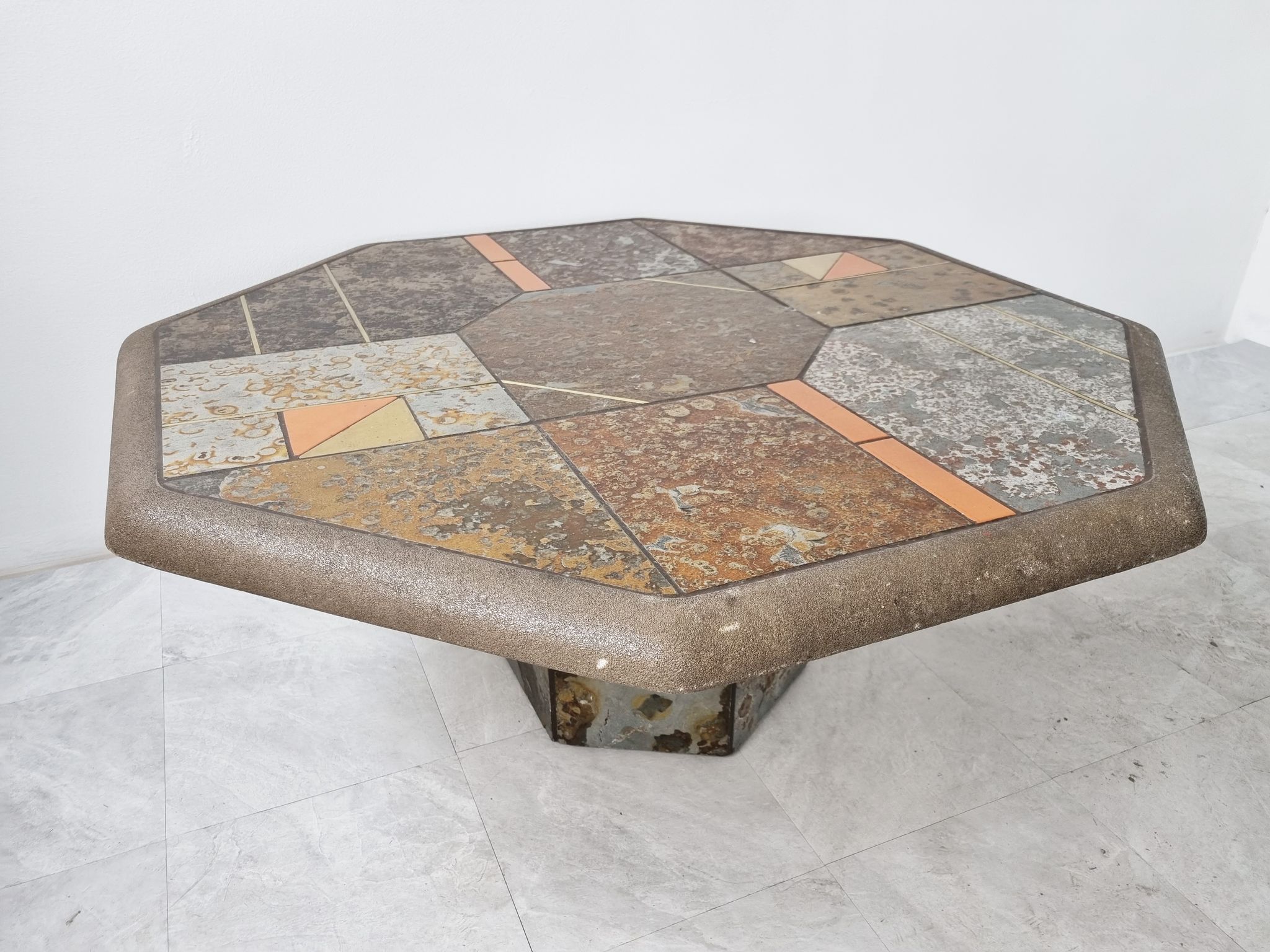 Table basse en ardoise brutaliste, années 1970