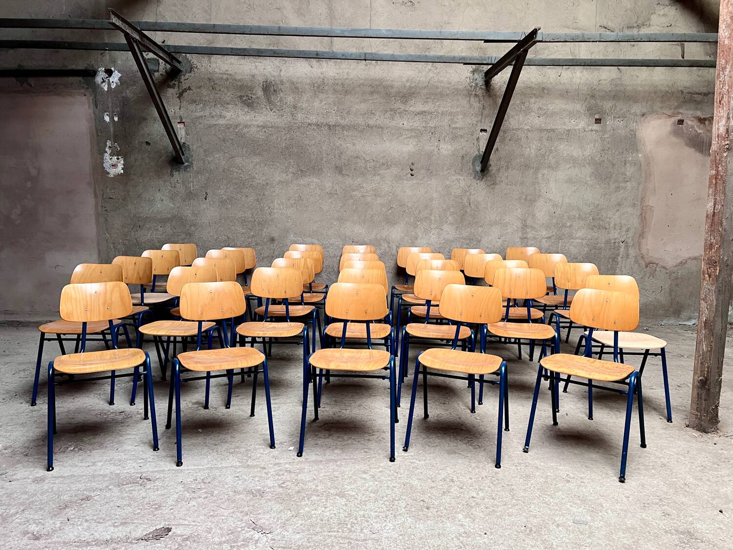 Stackable school chair 32