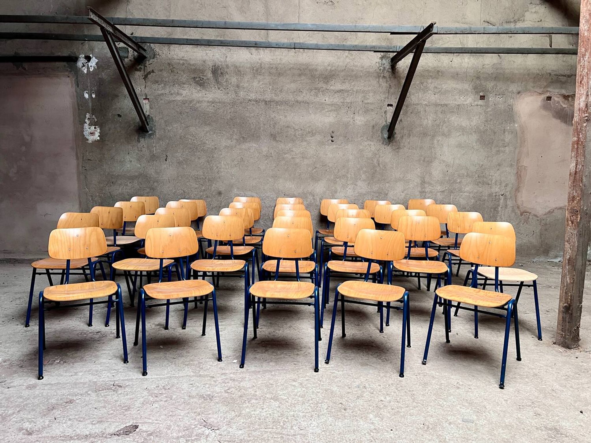 Stackable school chair 32