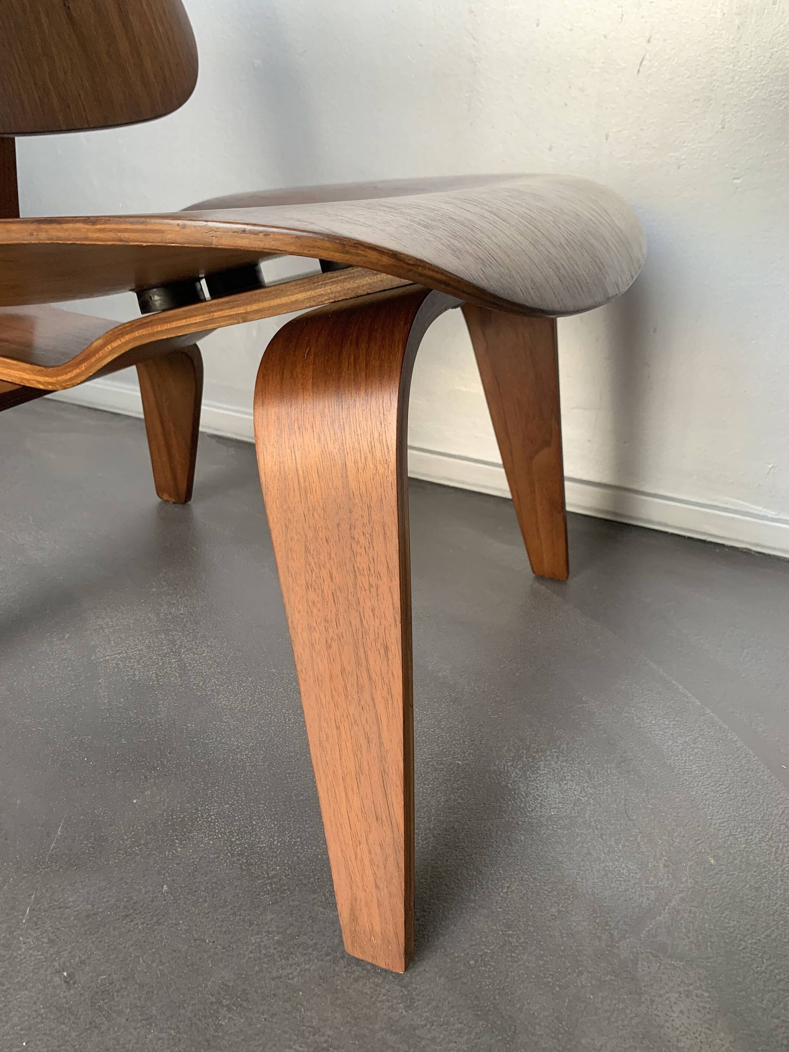 LCW LOUNGE CHAIR WOOD WALNUT BY CHARLES & RAY EAMES EVANS / HERMAN MILLER 1948-49