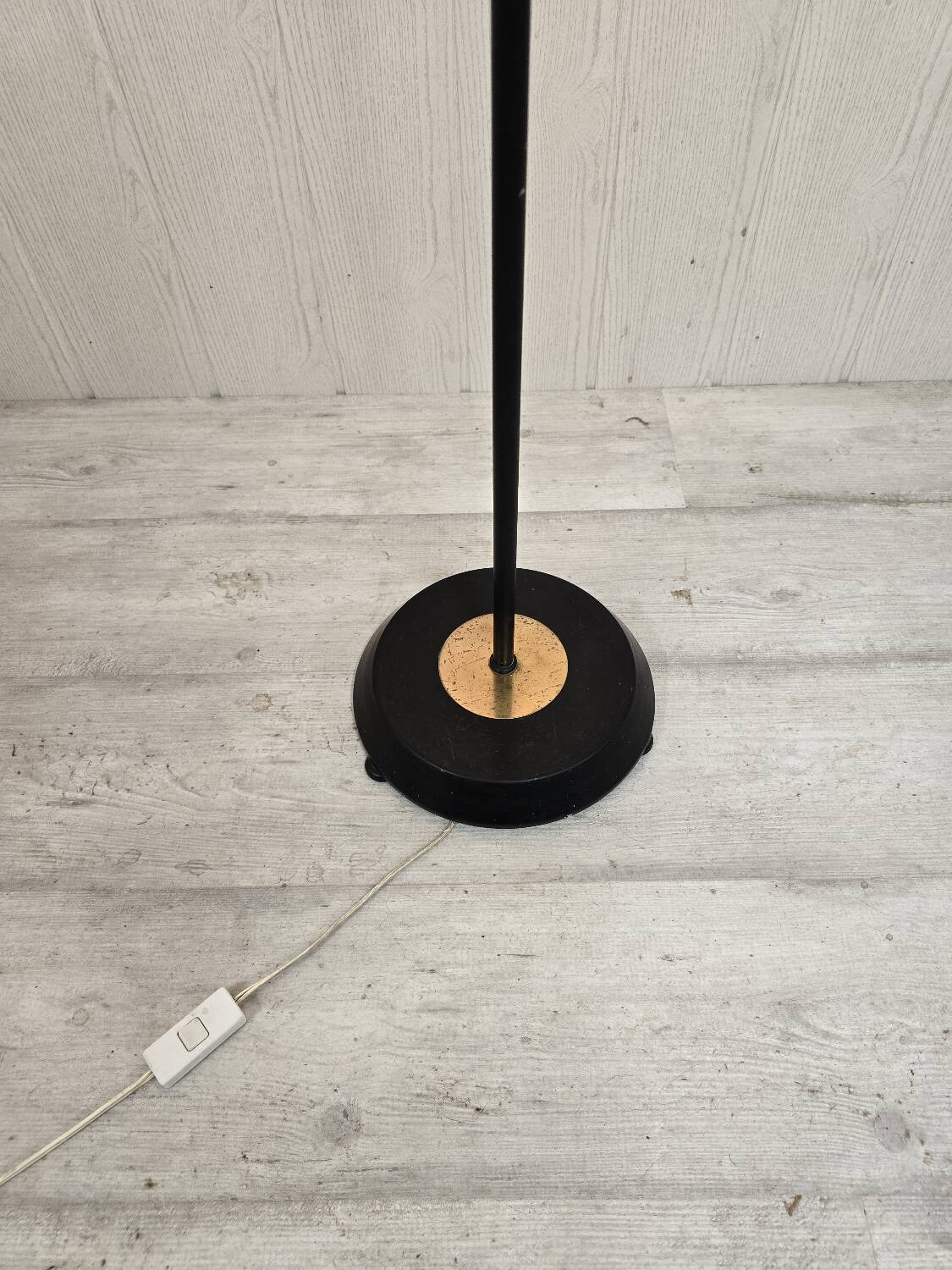 Lampadaire tripode vintage – Laiton & opaline blanche – Années 1960