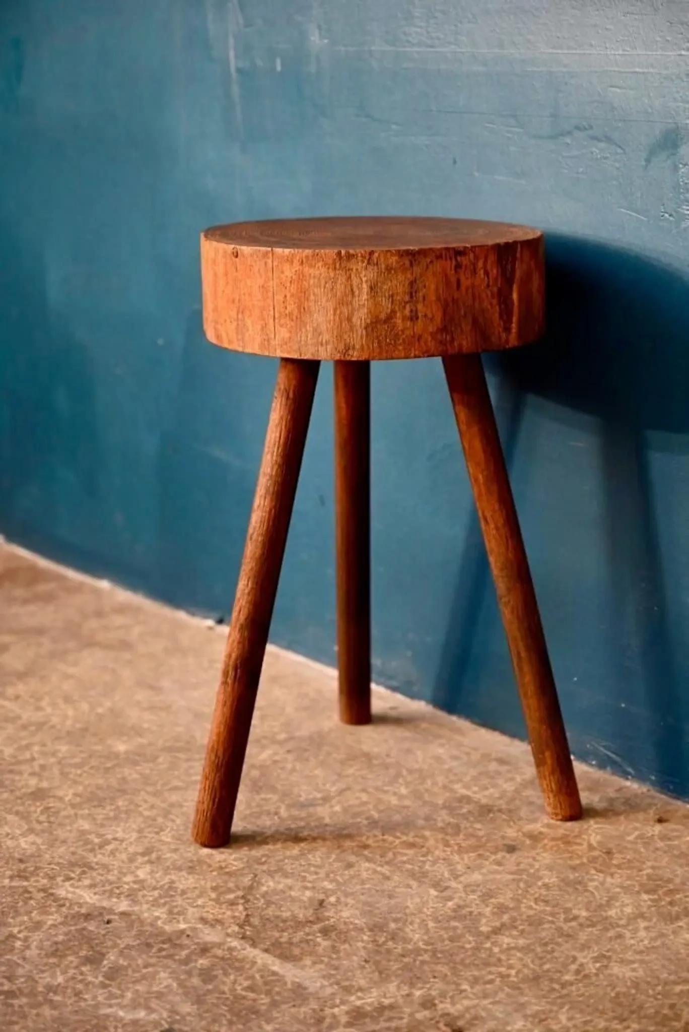 Rustic tripod stool in solid wood, 1950s brutalist style.