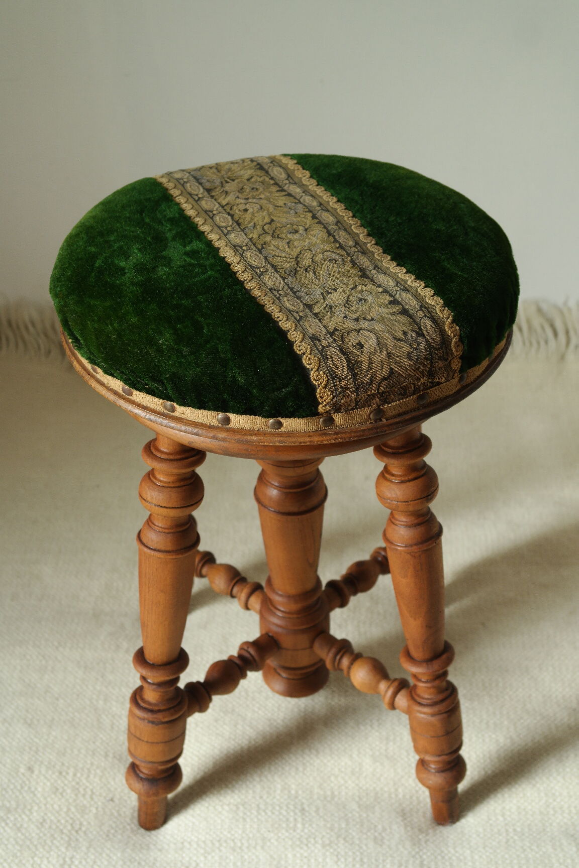 Napoleon III piano stool