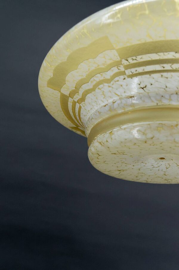 Suspension Art Déco moderniste en verre ''nuagé'' gravé à l'acide, France, Circa 1930