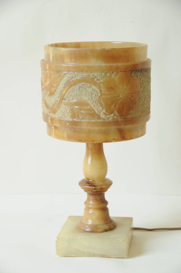 Lampe de table ancienne en albâtre miel avec décor fleurs et feuillages