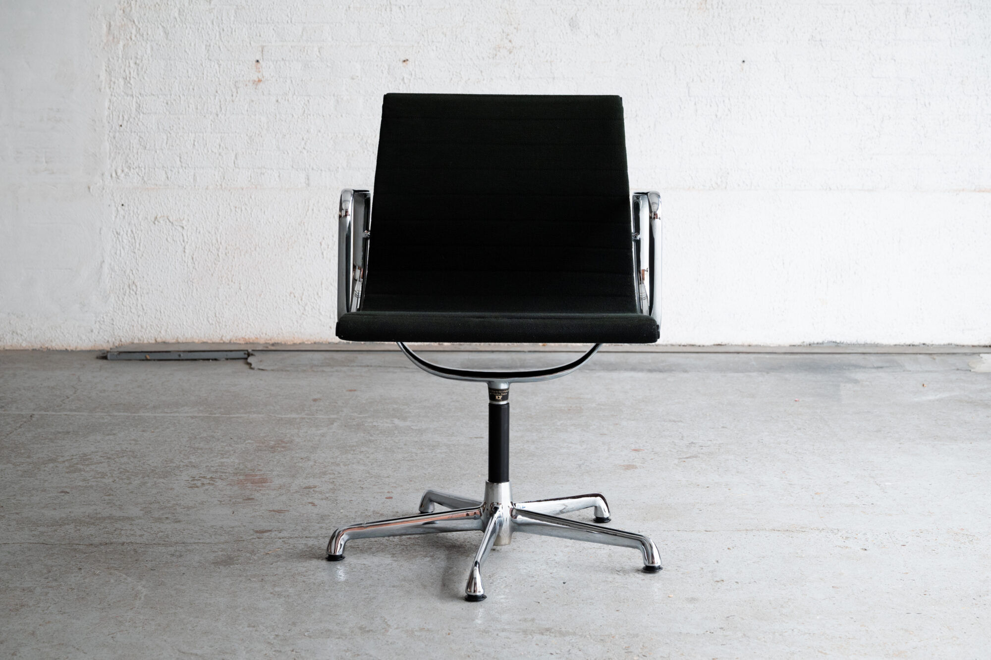 Paire de chaises de bureau ‘EA108’ par Charles & Ray Eames