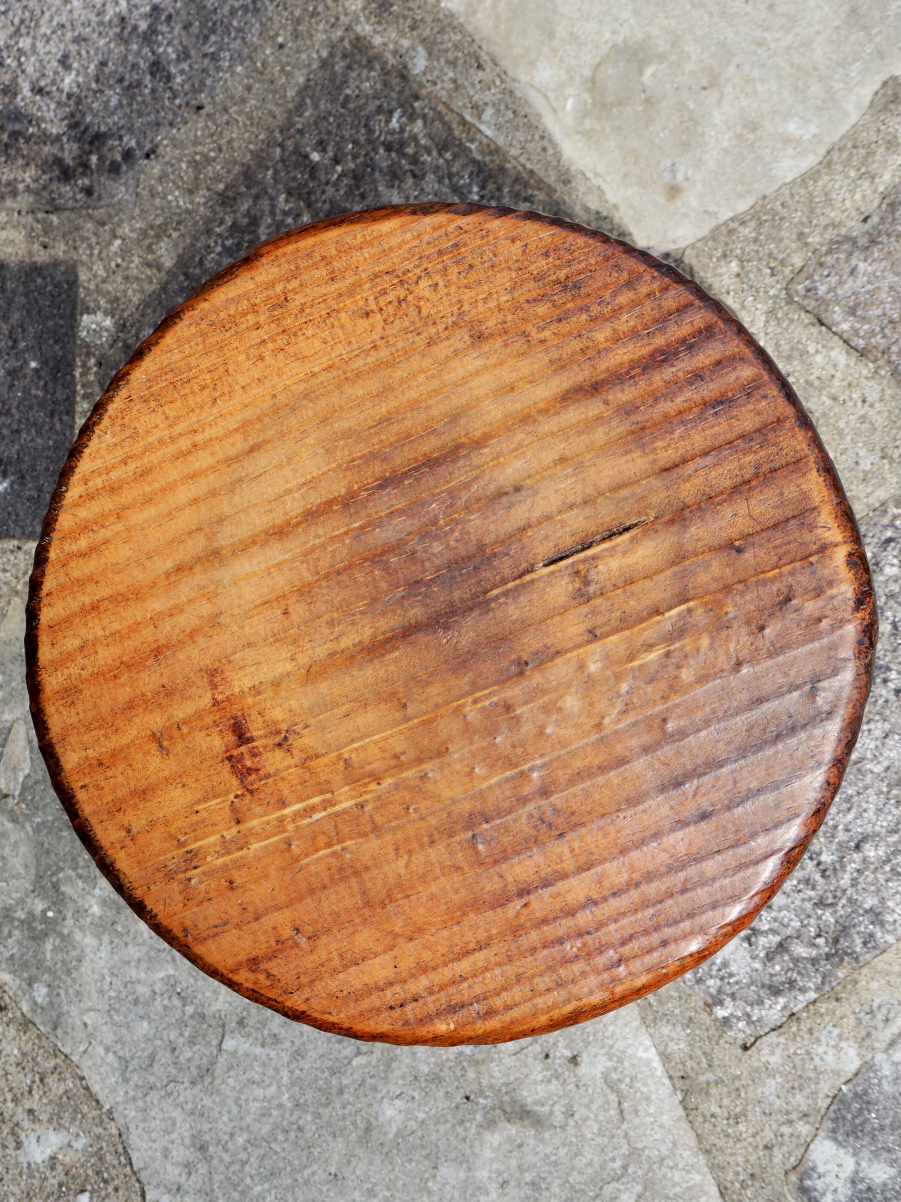 Tripod stool with spool legs
