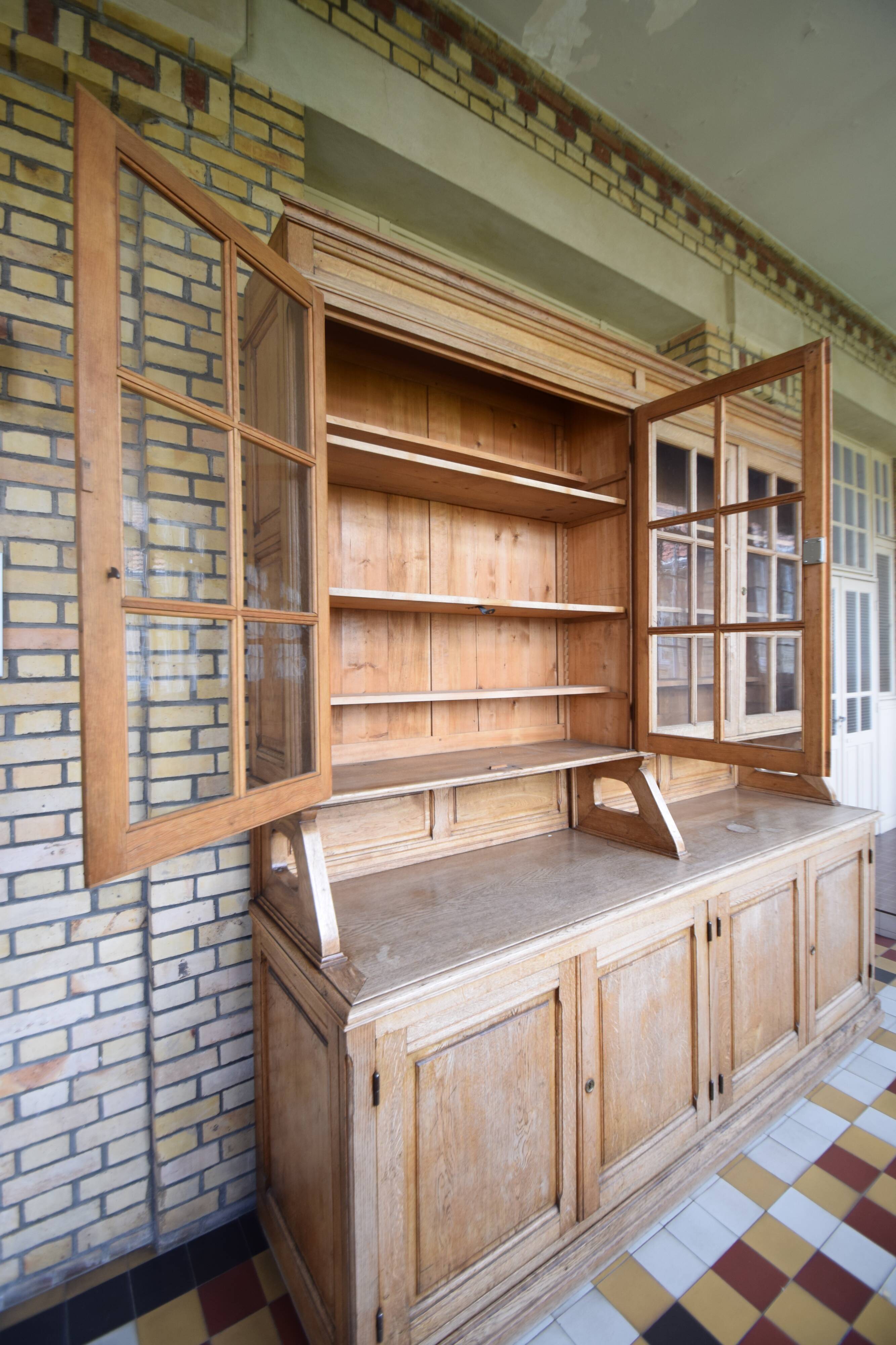 Glass library of a medical school in solid oak from the 1950s.