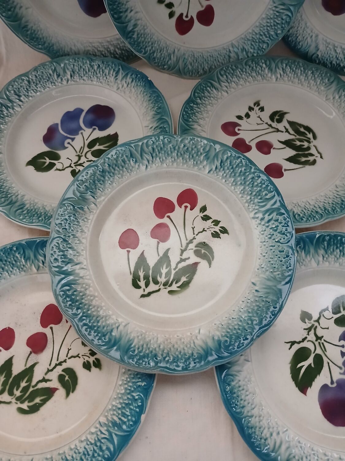 8 assiettes à dessert anciennes en barbotine