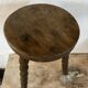Tabouret tripode pieds tournés
