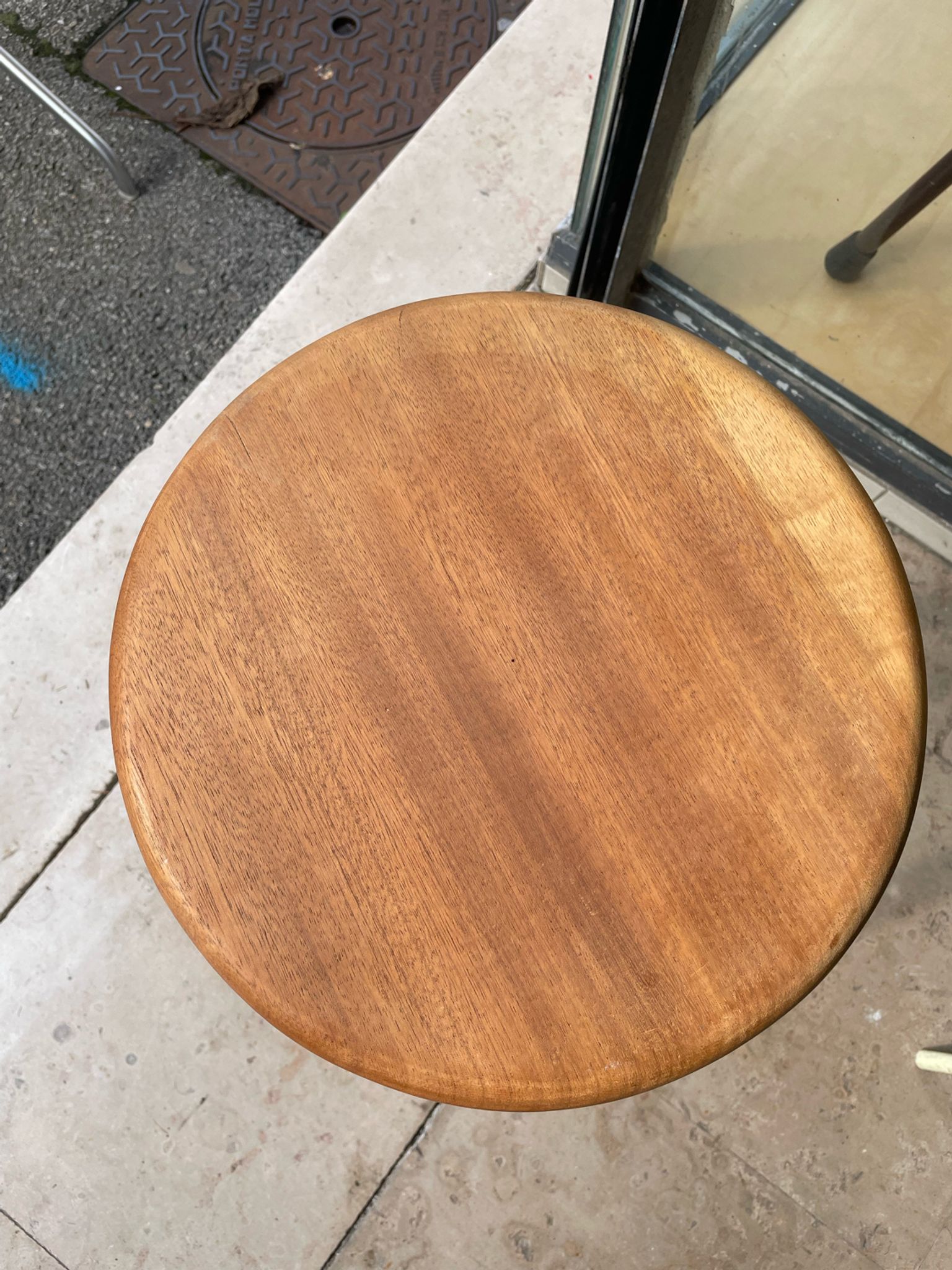 Tabouret moderniste t