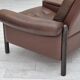Fauteuil danois années 1970, état d'origine, cuir d'ameublement, bois de chêne foncé.