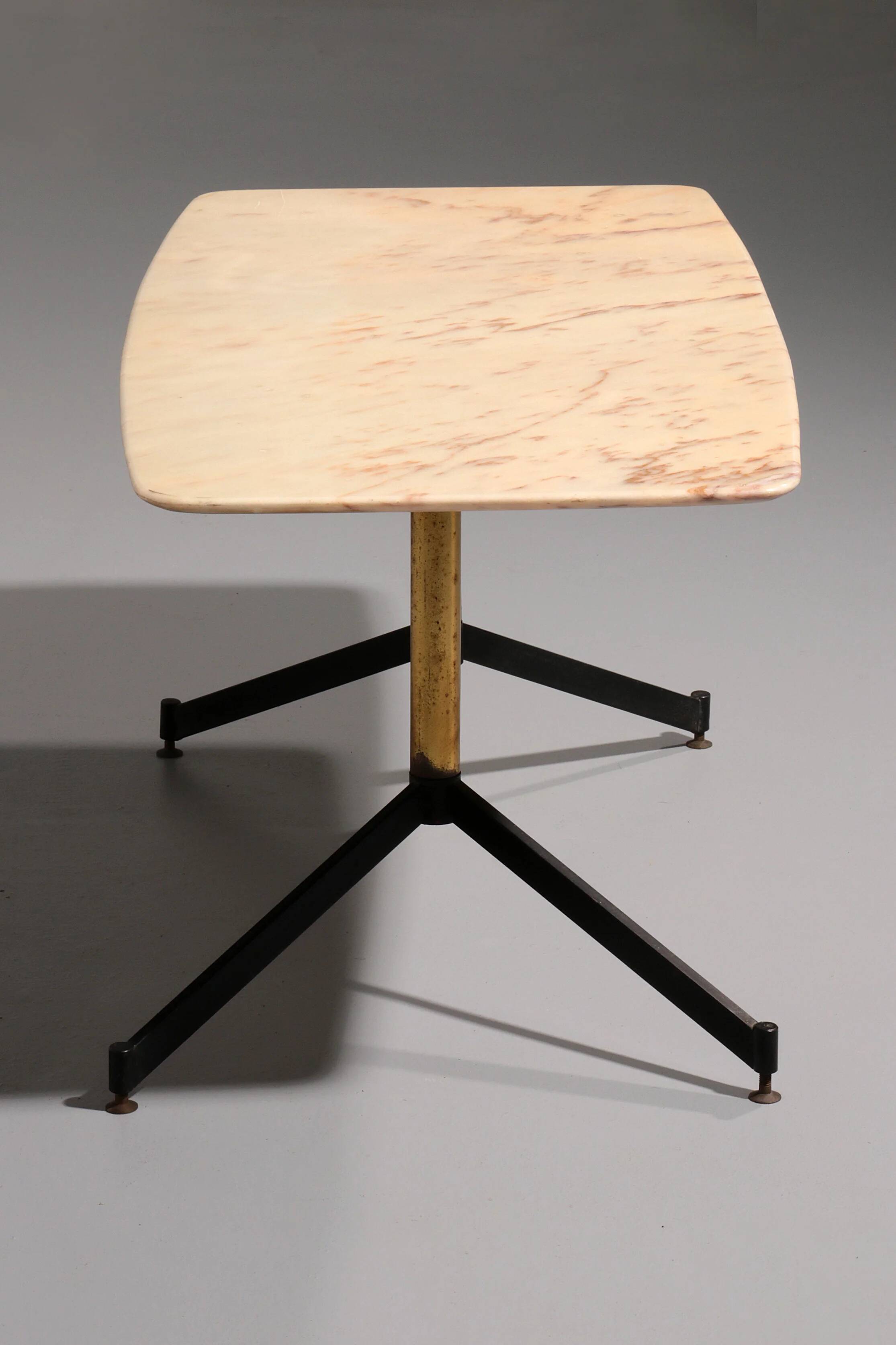 Table basse en marbre italien, style Gio Ponti, métal et laiton, années 1960