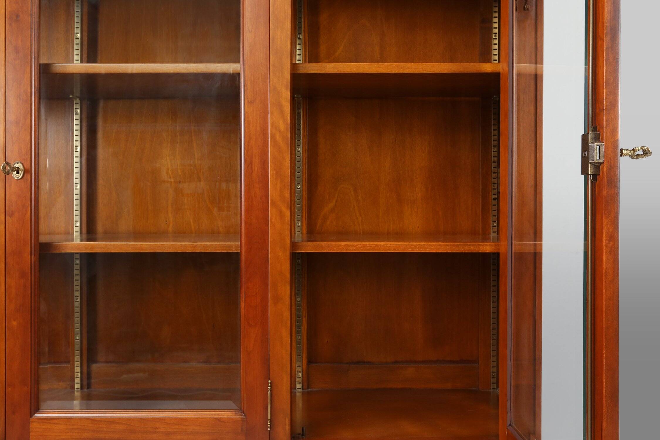 Bibliothèque en bois anglaise, années 1950