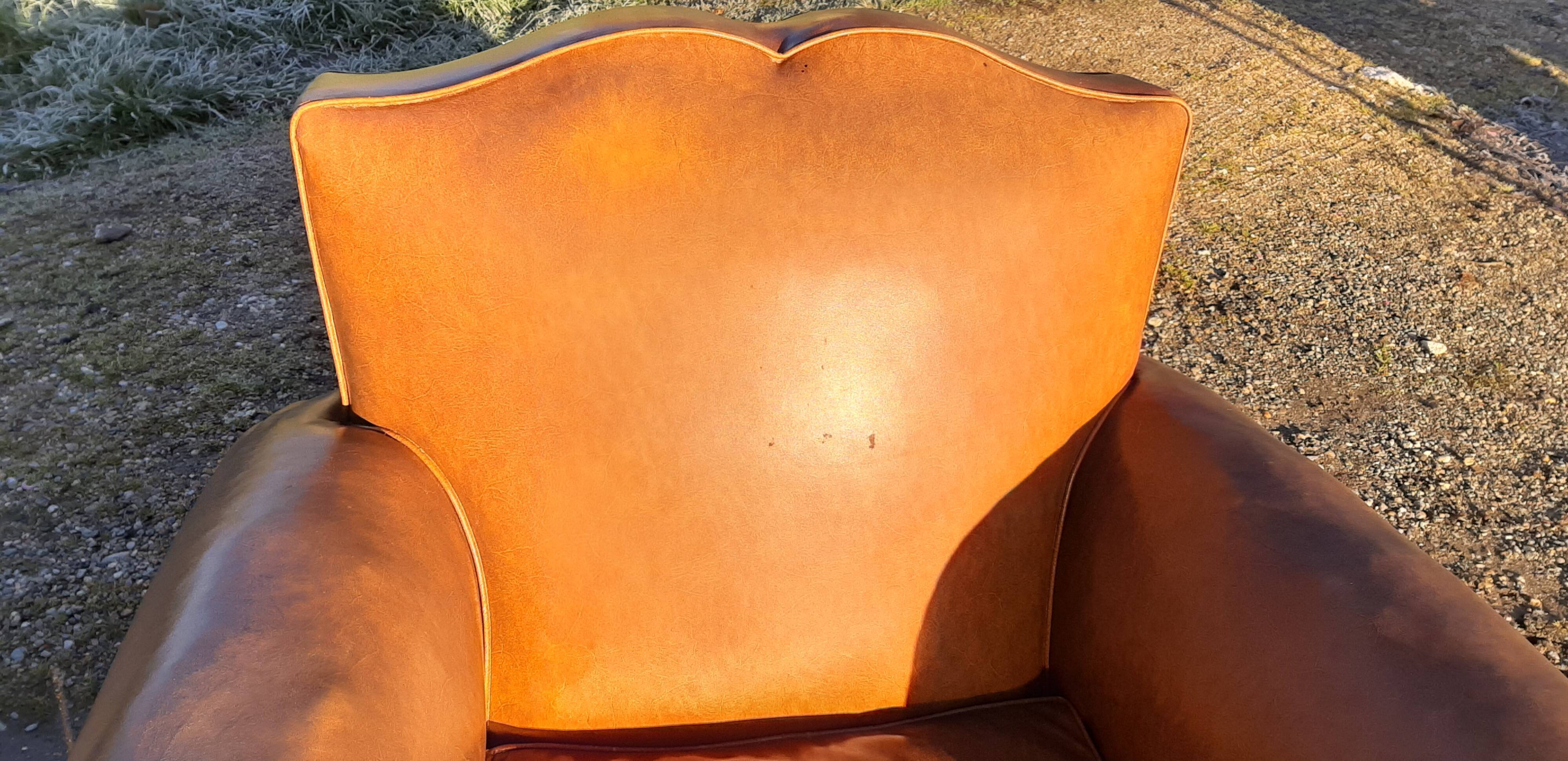 Fauteuil club des années 30 en simili cuir