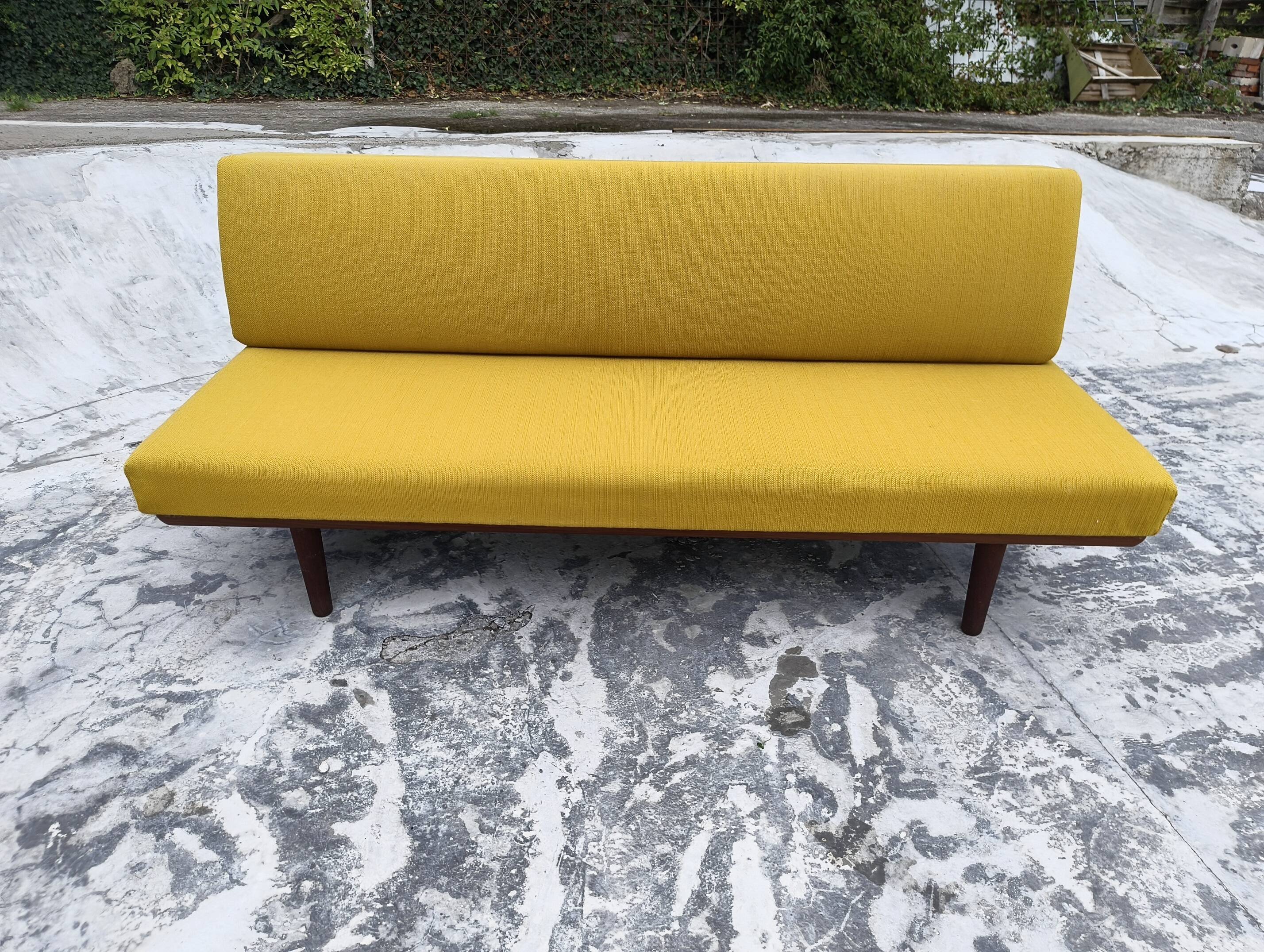 Lit de jour / canapé par Hans Wegner pour Getama, modèle GE 19