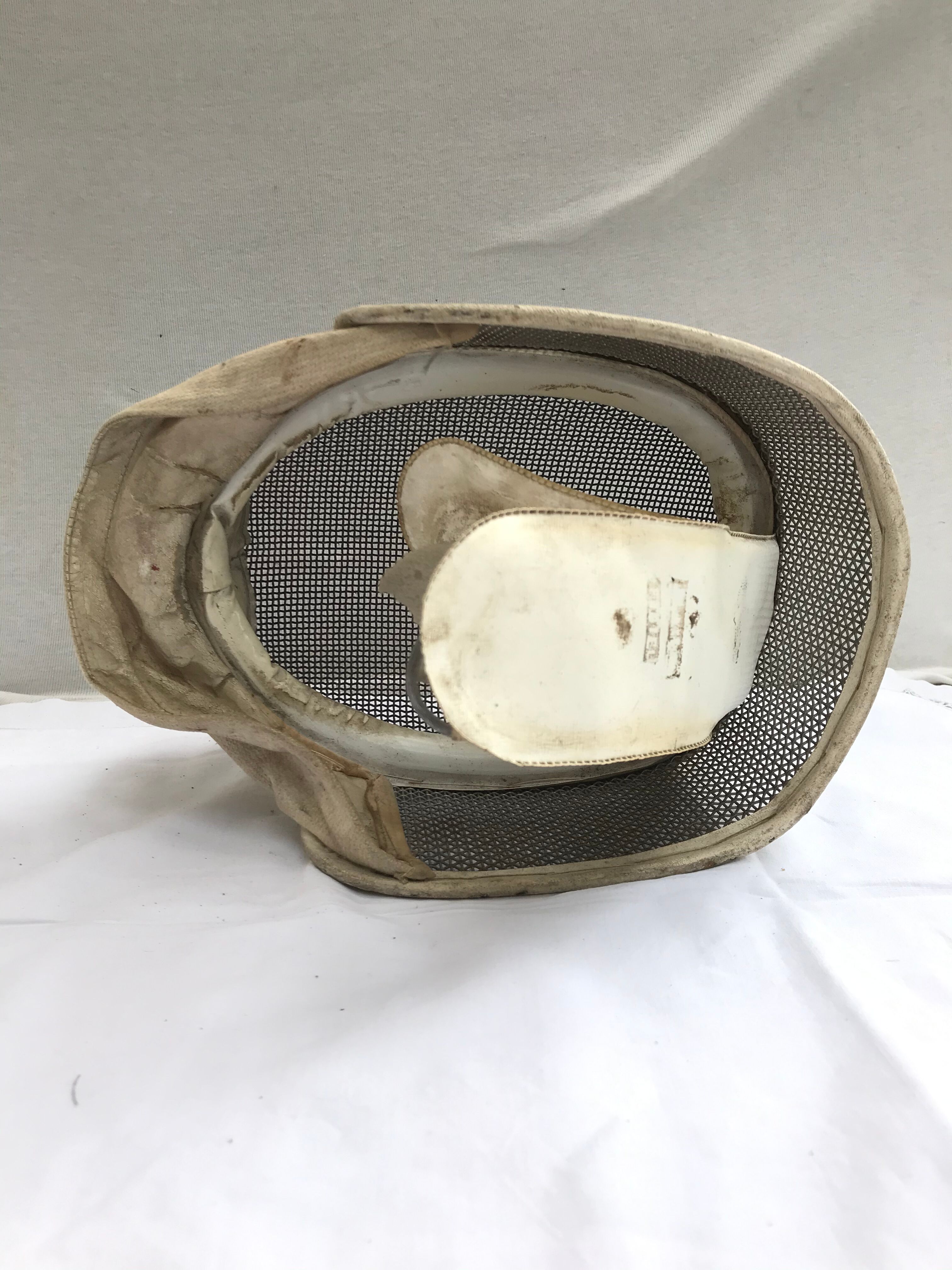 Former pair fencing fencing metal grid, white leather vintage sport