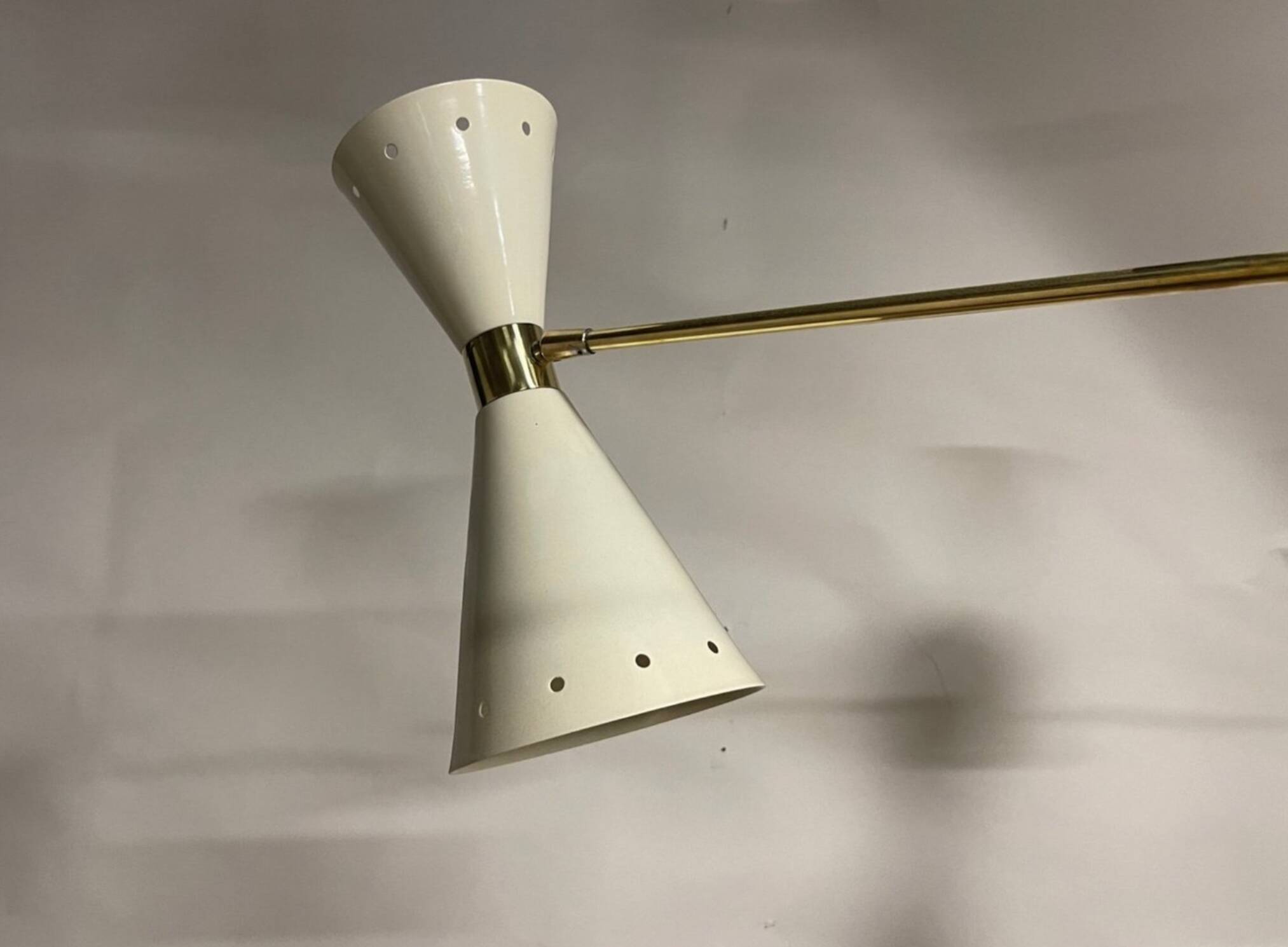 Lampadario a forma di cono in ottone