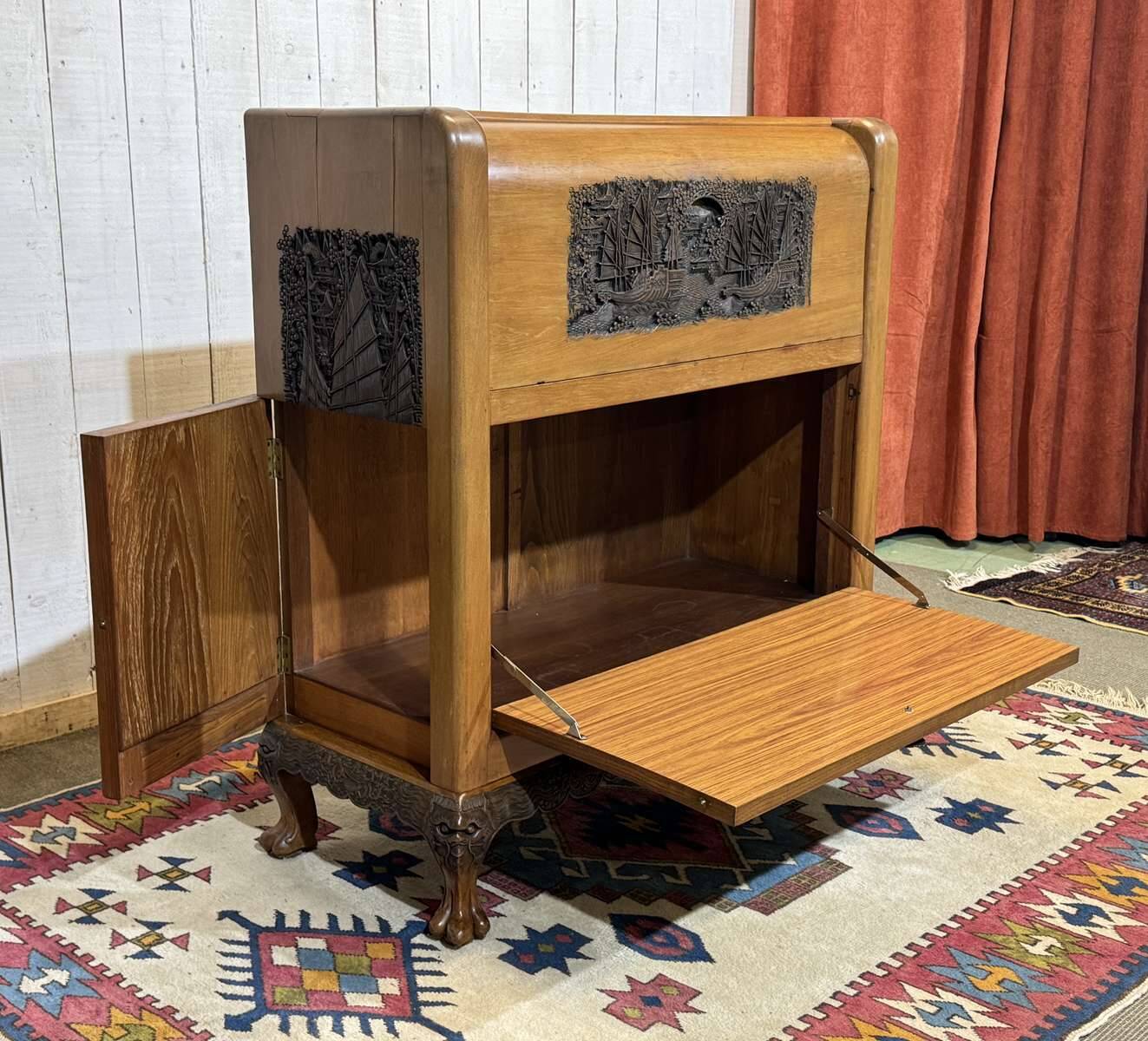 Chinese bar in richly carved teak, work from the 1980s.