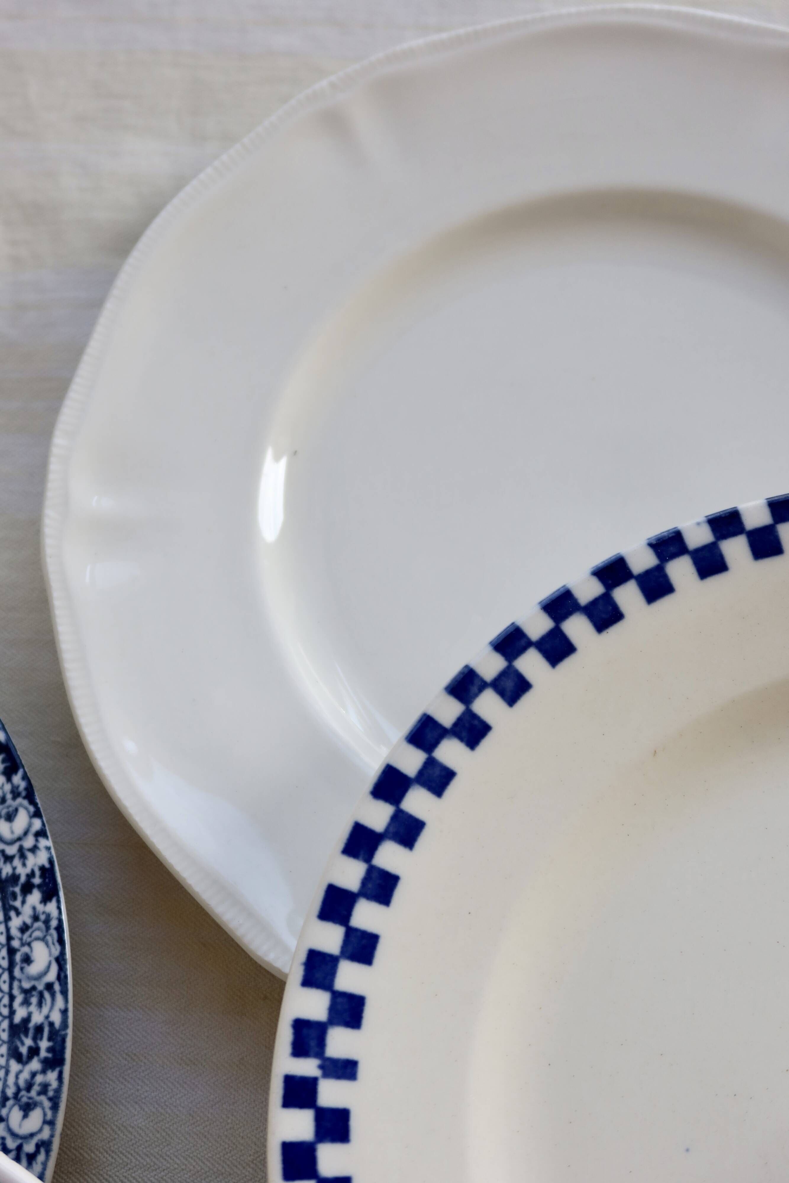 6 mismatched antique blue and white dinner plates – earthenware, porcelain
