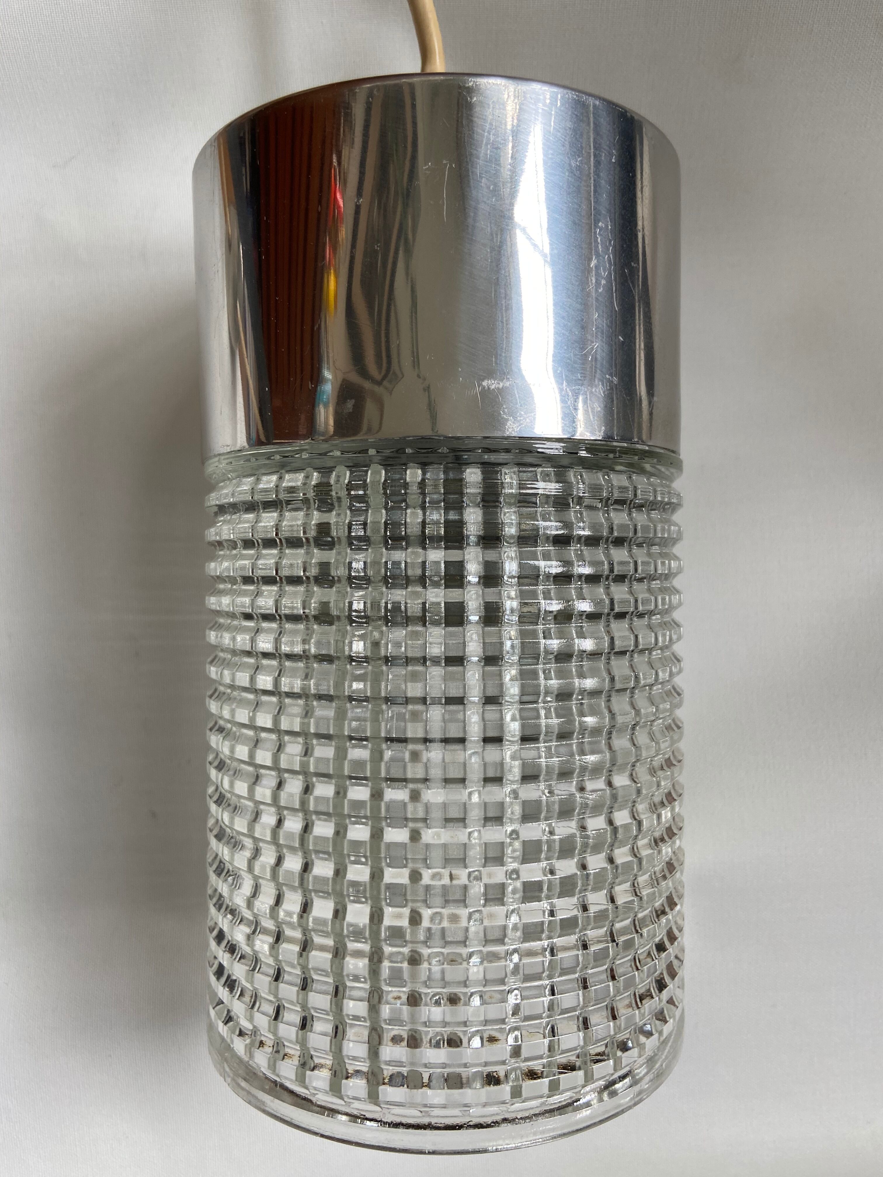 Hanging in chiseled glass and chrome metal