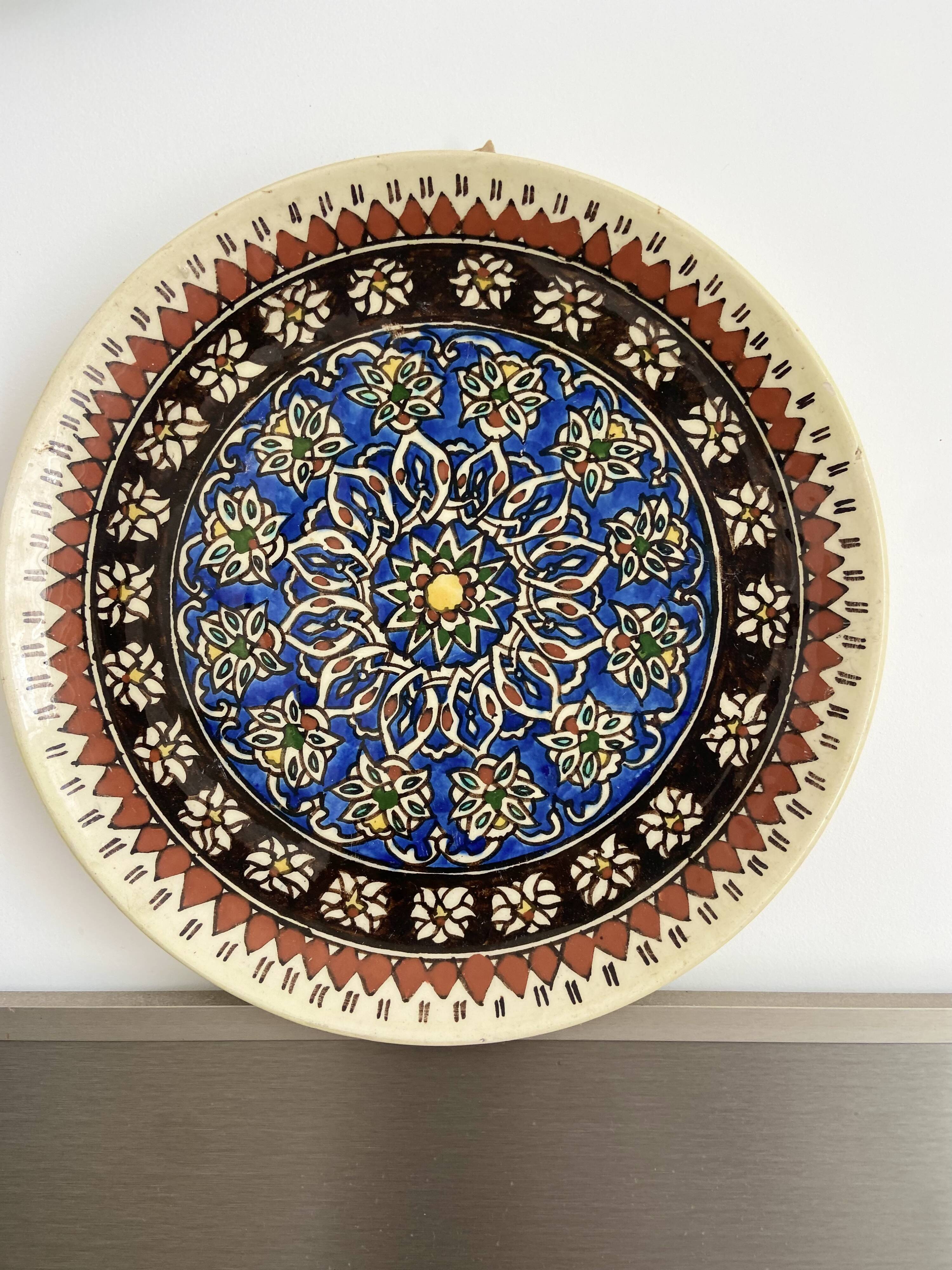 Decorative ceramic wall plate from iznik (Türkiye).
