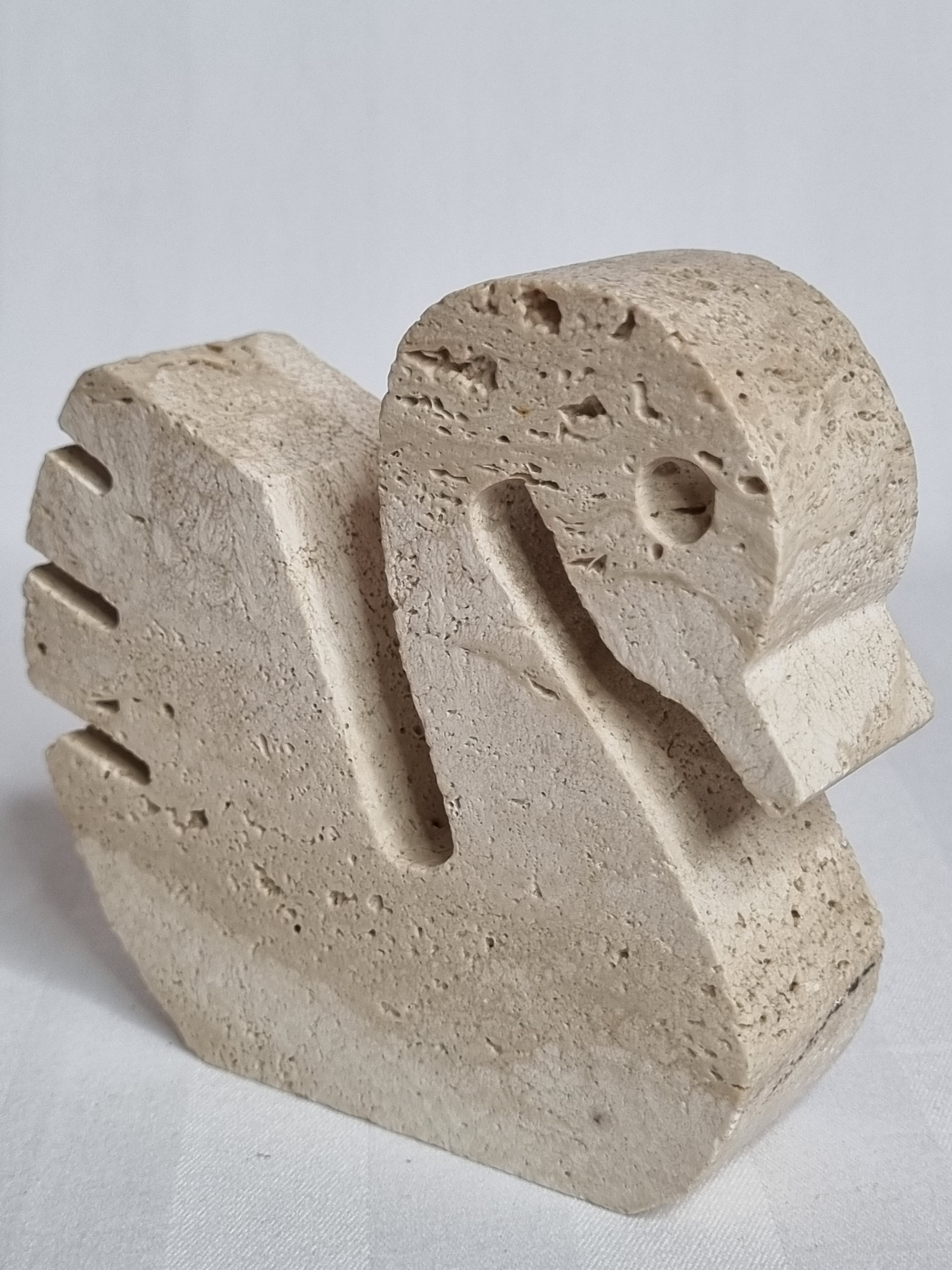 Sculpture originale de cygne en travertin