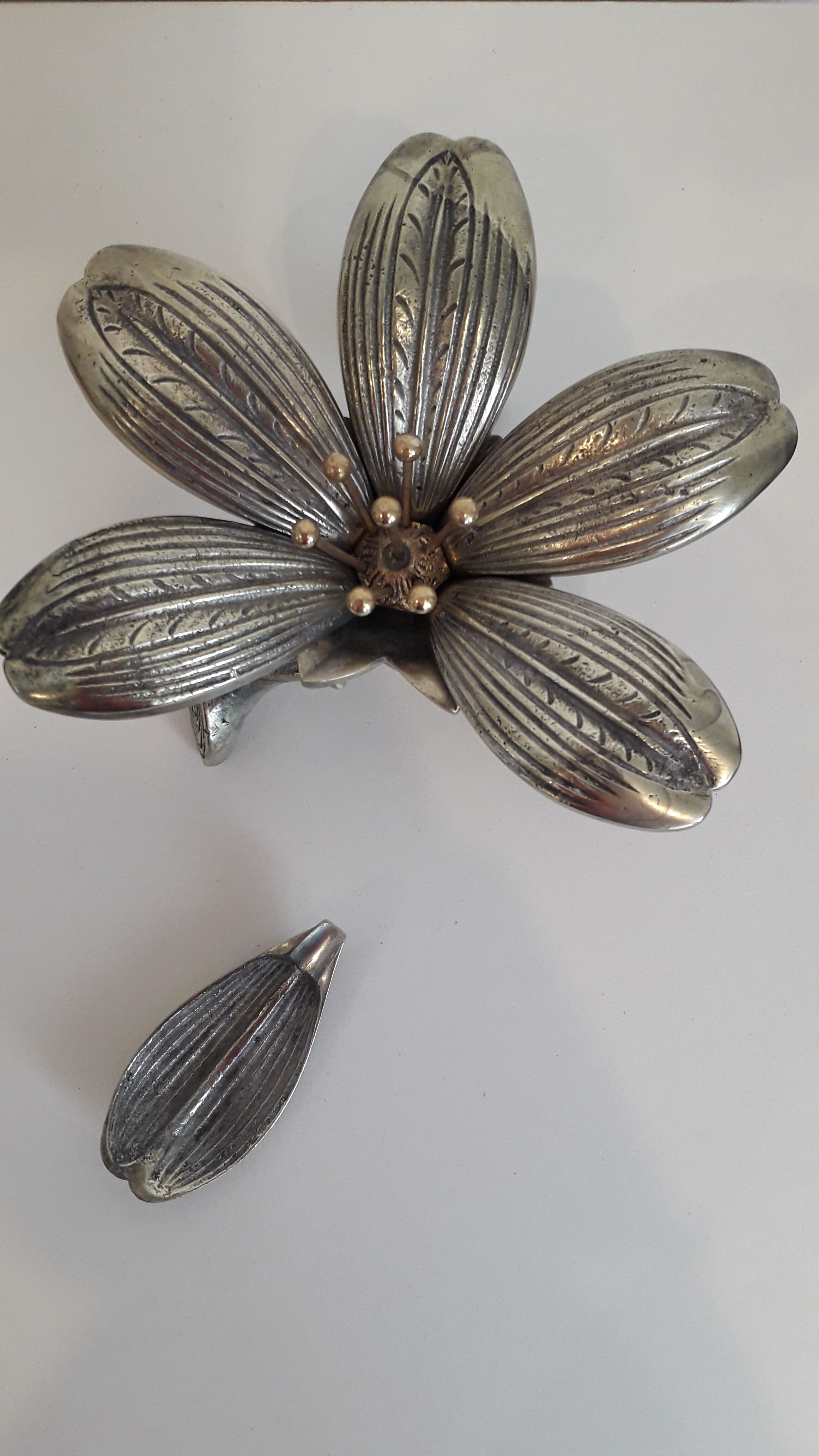 Bronze ashtray with removable petals