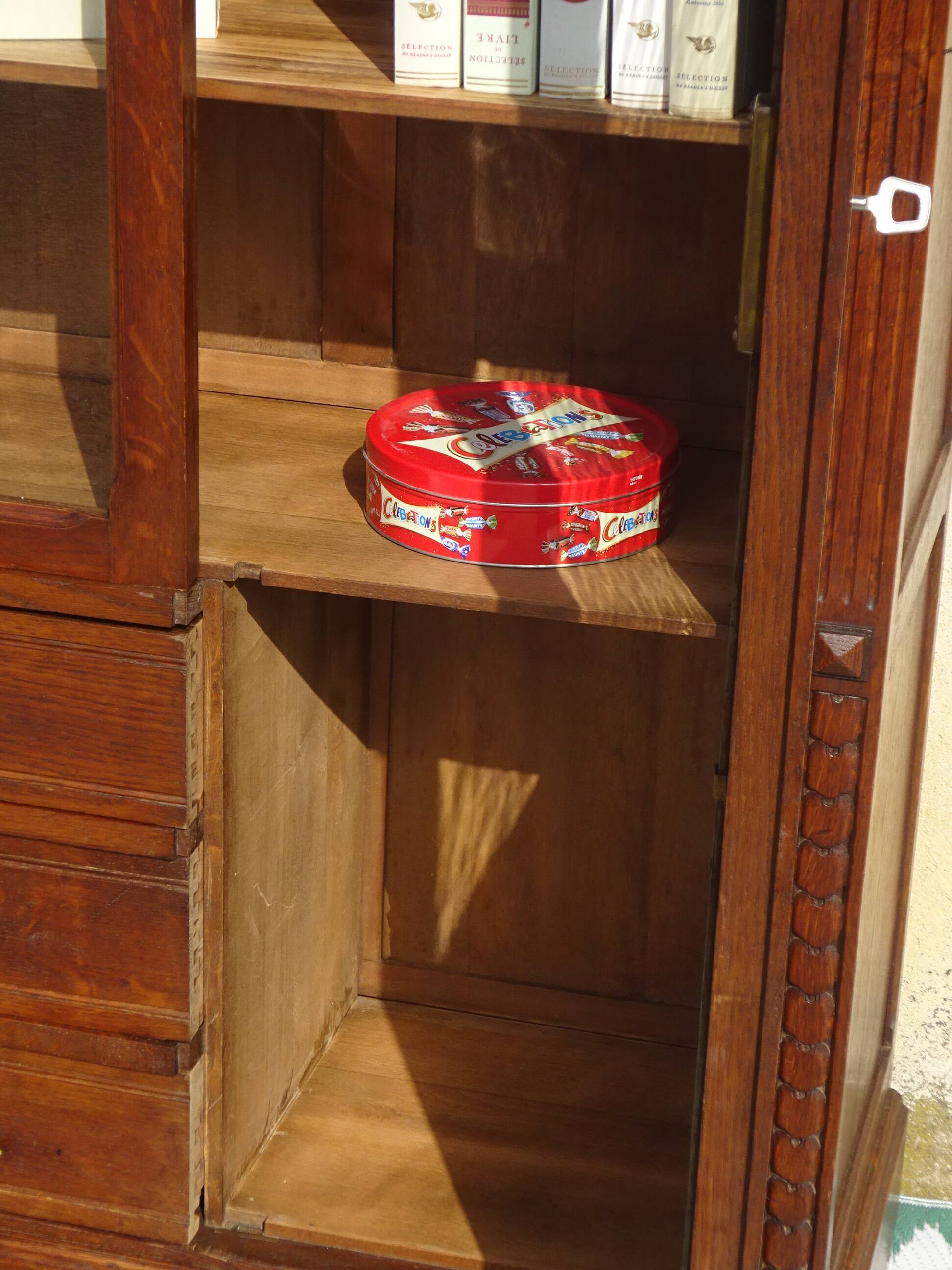 Small display case in oak and old glass