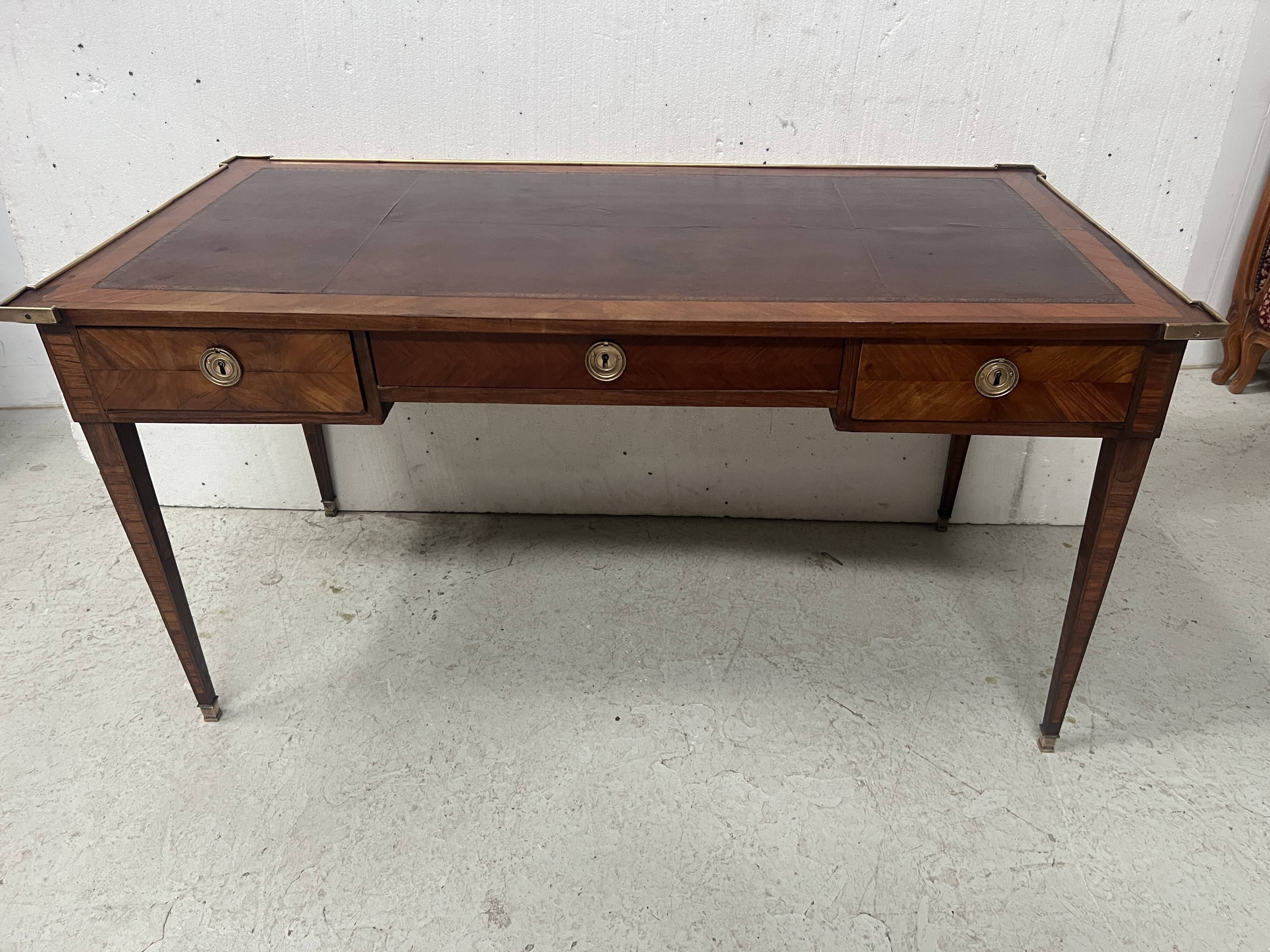 Louis XVI flat desk in mahogany veneer and rosewood, 18th century.