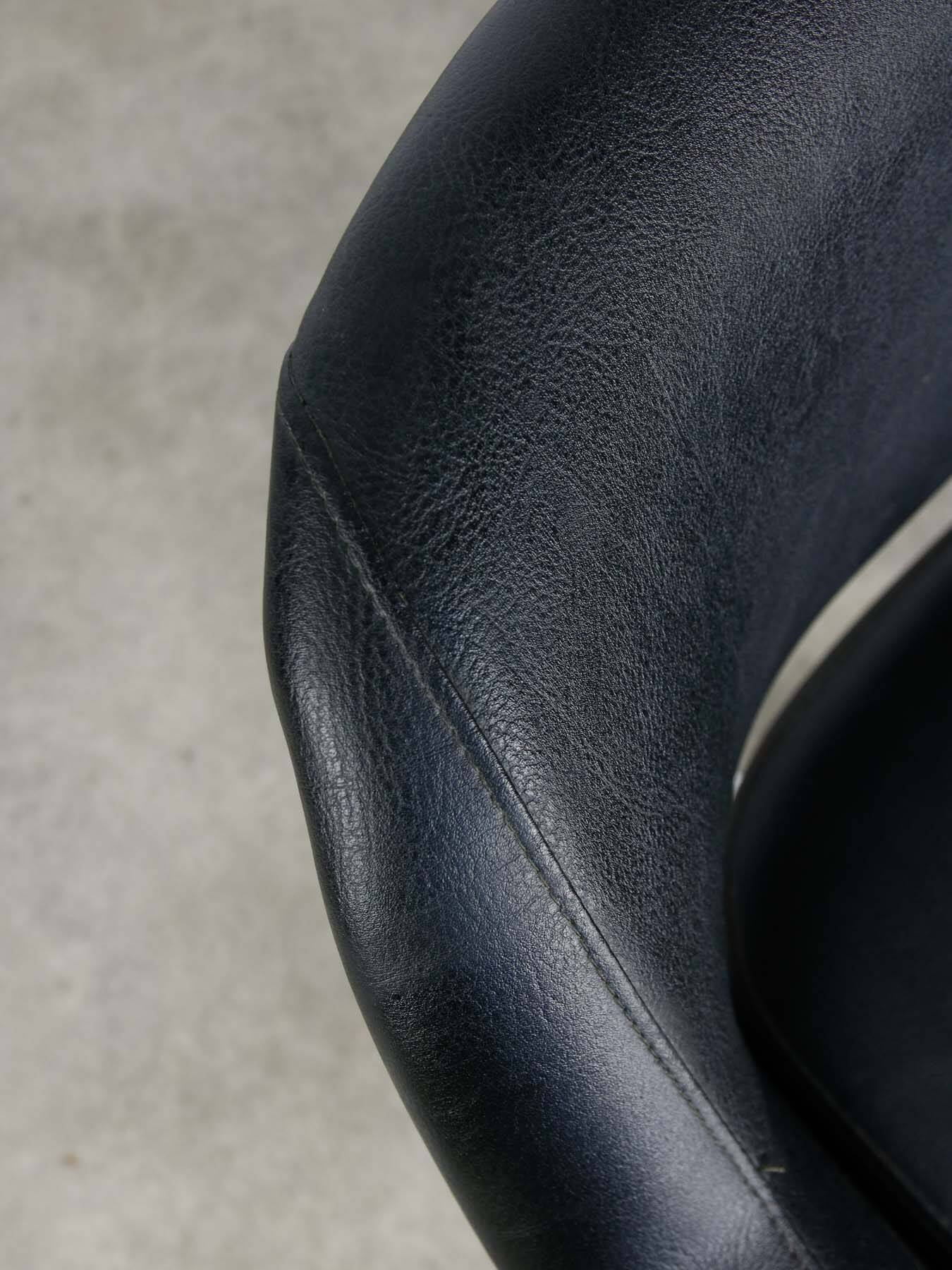 Chaise pivotante vintage en simili cuir noir et chrome, années 70