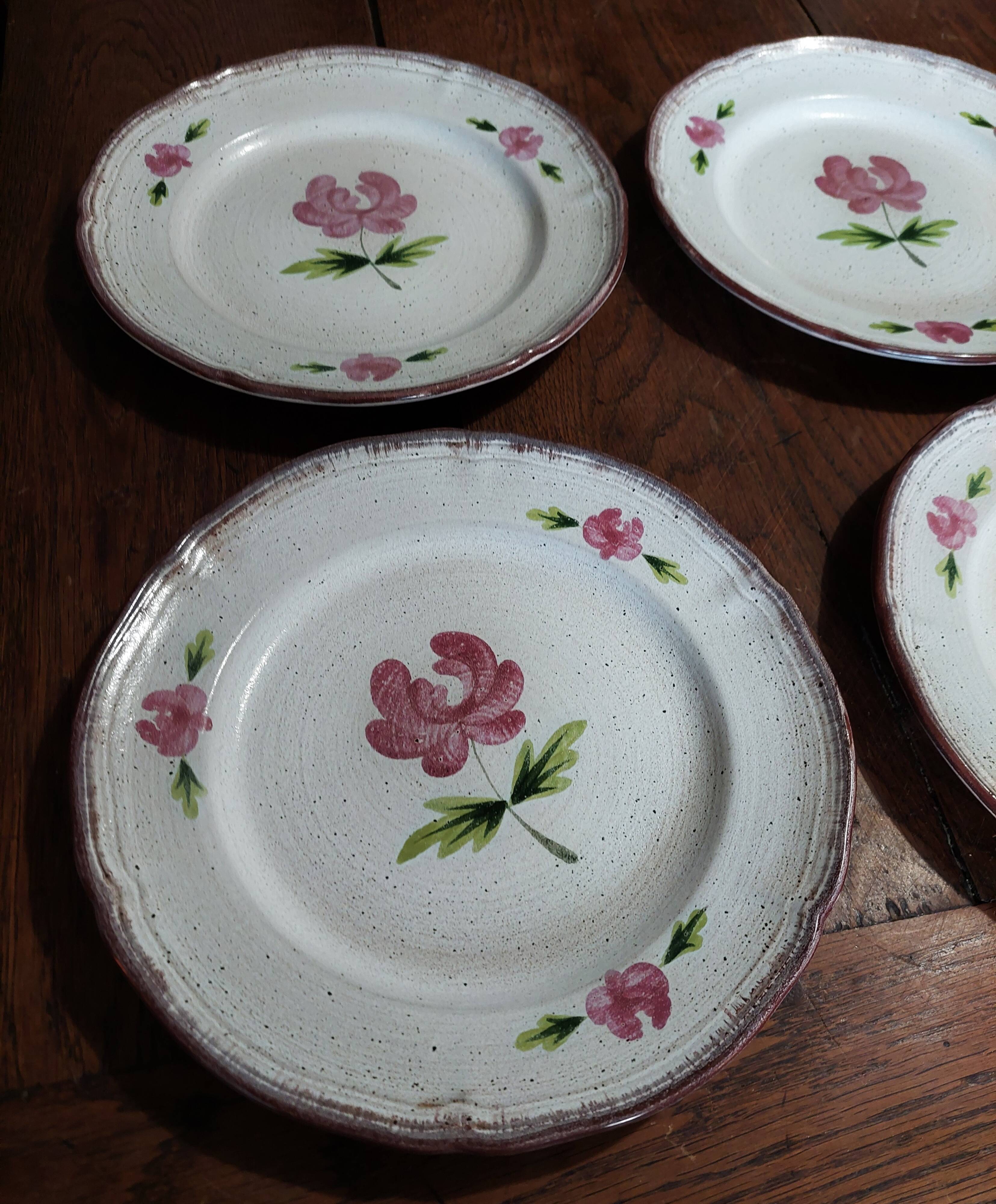 Flat plates series of six Niderviller stoneware, 20th century Cassandre decoration